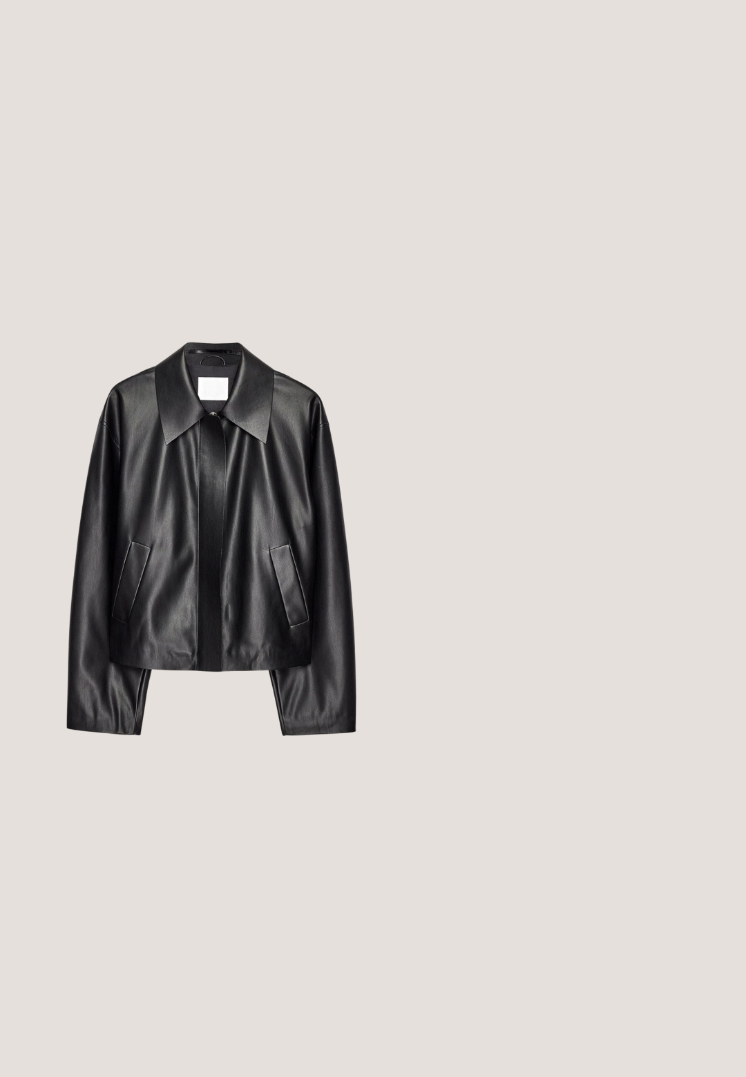 Sort læderjakke med bred krave, forlommer og en glat tekstur. Designet er cropped med lange ærmer.; Sort ærmeløs camisole-top med delikat blonderkant langs V-halsen og tynde justerbare skulderstropper.; Sorte bredbensbukser lavet af glat stof, med en baglomme og en plisseret detalje for øget bevægelse. Ingen mønstre eller accenter til stede.; Sort ankelstøvle i glat læder med spids tå og robust firkantet hæl. Har en struktureret sål for bedre greb og en lynlås i siden.; Sort læder bucket taske med justerbar skulderrem og sølvspænde, glat tekstur og minimalistisk design.; Guldtonet halskæde med fem stjernede vedhæng langs en delikat kæde. Inkluderer en krabbe-lås og forlængerkæde for justerbar længde.