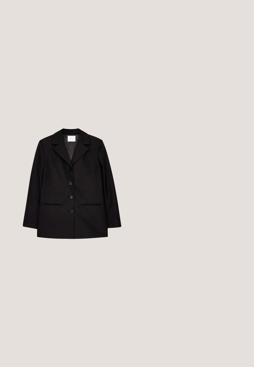 Schwarzer taillierter Blazer mit Reverskragen, Frontknopfverschluss, zwei Taschen mit flacher Ausführung und langen Ärmeln. Glatte Stofftextur.; Schwarzes asymmetrisches Kurzarmtop mit weitem Ausschnitt und schrägem Saum, auf weißem Hintergrund präsentiert.; Schwarze weit geschnittene Hose aus weichem Stoff, mit einem glatten Bund und geradem Schnitt von Hüfte bis Saum, ohne Taschen oder sichtbare Nähte.; NA-KD Pumps - black; Schwarze gewebte Handtasche mit einem gebogenen Griff. Verfügt über eine glatte Textur und ein goldenes Logo-Detail an der Vorderseite. Mit Reißverschluss oben geschlossen.; Schwarze, glänzende, abgestufte runde Perlen, aufgereiht zu einer Halskette mit einem goldenen, verstellbaren Kettenverschluss auf weißem Hintergrund.