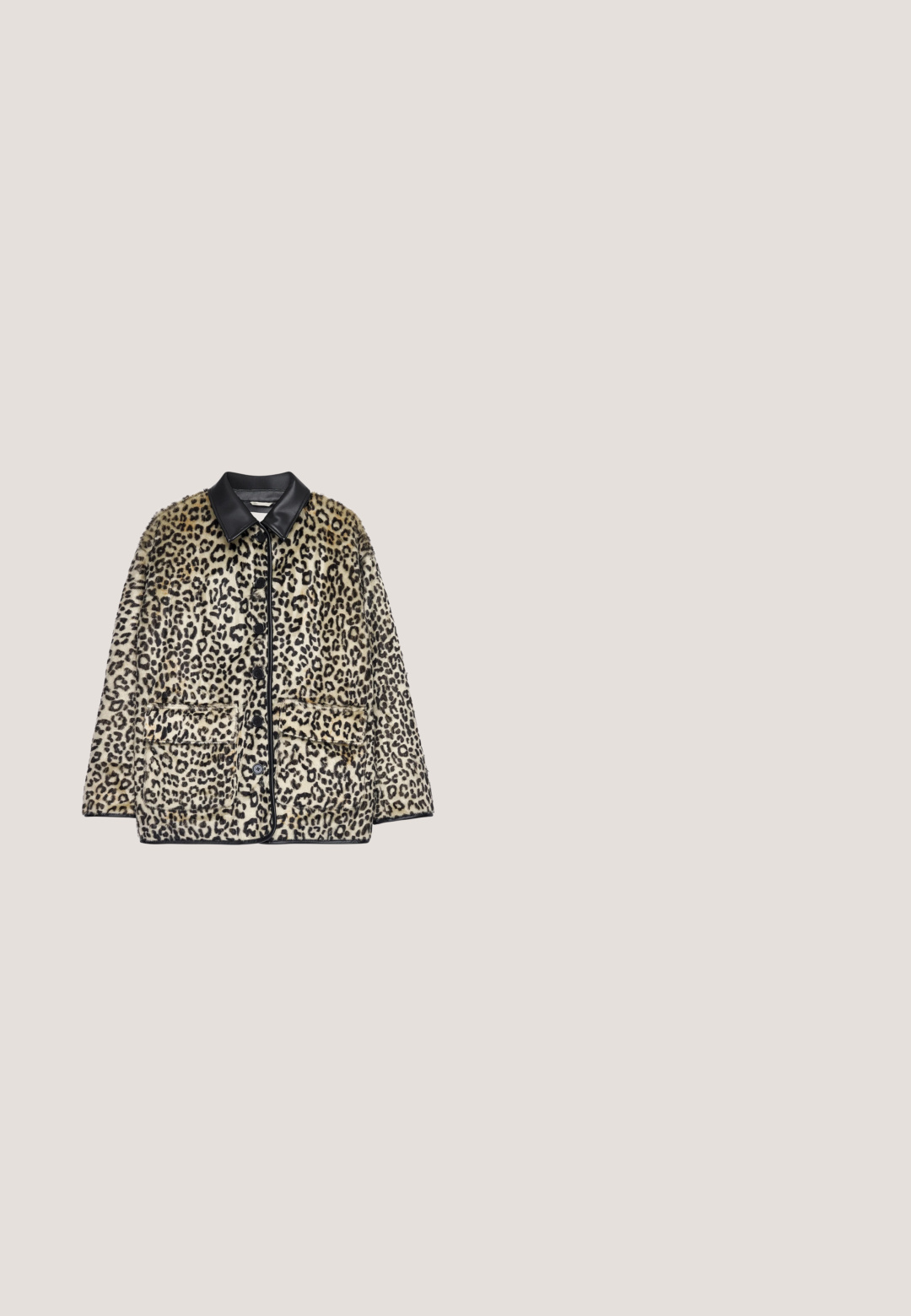 Leopardenmuster Mantel mit schwarzen Knöpfen, zwei vorderen Klappentaschen und einem kontrastierenden Kragen aus schwarzem Leder, flach auf weißem Hintergrund präsentiert.; Leopardenmuster-Cardigan in Schwarz, Braun und Beige, aus strukturiertem Strickstoff. Verfügt über einen Rundhalsausschnitt und eine Knopfleiste vorne.; Kurzärmeliges Oberteil im Leopardenmuster mit grauem Grundton, braunen und schwarzen Flecken, rundem Ausschnitt und lockerer Passform.; Braune, weit geschnittene Hose mit schwarzem Leopardenmuster und flachem Bund, flach auf weißem Hintergrund liegend gezeigt.; Schwarze Lederknöchelstiefel mit elastischen Seiteneinsätzen, runder Zehenpartie, massiven strukturierten Absatz und einer Schlaufe an der Rückseite für ein einfaches Anziehen.; Rechteckige Umhängetasche mit Leopardenmuster, schwarzem verstellbarem Riemen, goldfarbenen Metallakzenten und kleinem Logo auf der Vorderseite.
