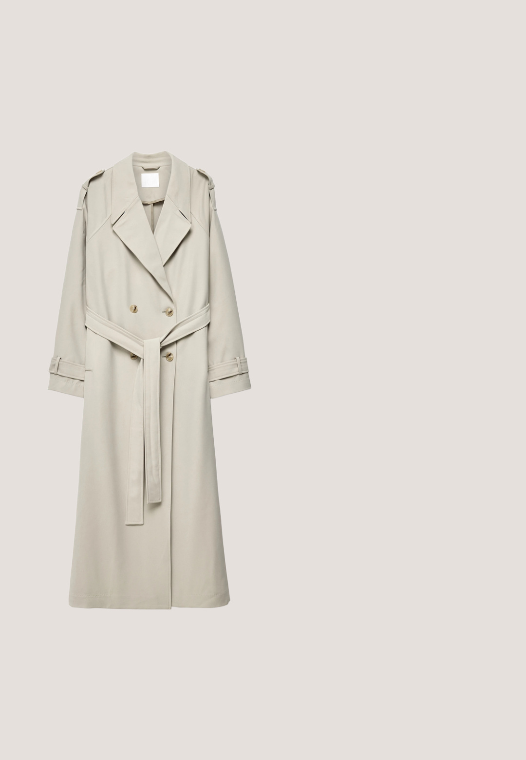 Beiger langer Trenchcoat mit doppelt geknöpftem Verschluss, breiten Revers, tailliertem Gürtel, Schulterklappen und Manschettenriemen vor weißem Hintergrund.; Dunkelbrauner Langarmpullover mit V-Ausschnitt, Rippbündchen an Ärmeln und Saum, flach auf weißem Hintergrund gelegt.; Braune Bluse mit langen Ärmeln und tiefem V-Ausschnitt, befestigtem breiten Halsband und gerafften Bündchen.; Dunkelbraune, gerade geschnittene Hose mit Gürtelschlaufen und verdecktem Frontverschluss, flach auf einem weißen Hintergrund liegend.; Dunkelbrauner Schlupfschuh aus glattem Wildleder, mit einer weichen Kunstfellpolsterung am Einstieg und einer flachen schwarzen Sohle.; Braune Leder-Tote-Tasche mit einem geflochtenen Design, ausgestattet mit zwei robusten Griffen und einer strukturierten Form. Glatte Textur mit glänzender Oberfläche.