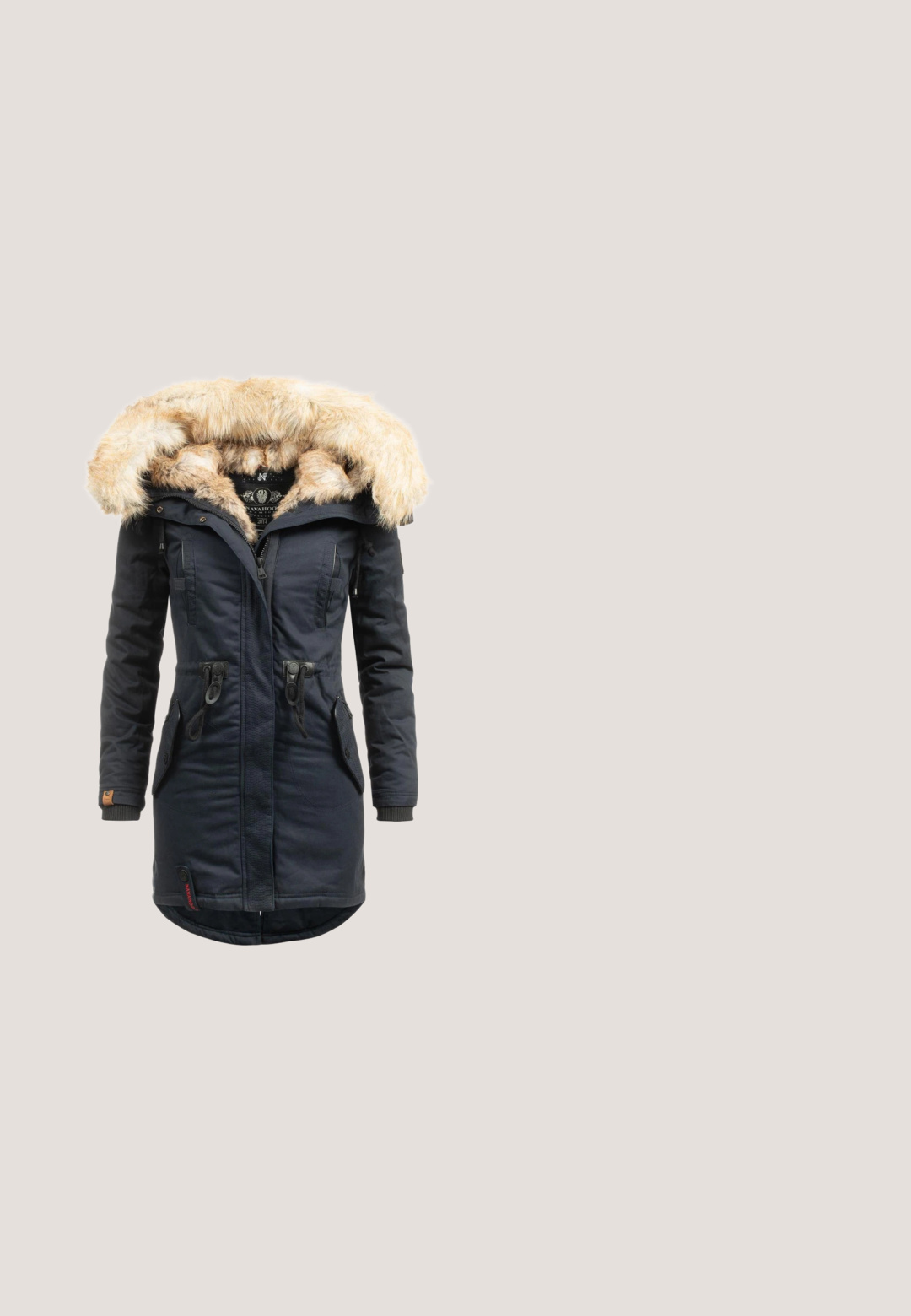 Parka de marina con capucha de pelo sintético, múltiples bolsillos, cremallera frontal y acentos de cordón. Fabricada con un tejido texturizado y duradero para mantener el calor.; Suéter de punto azul marino con un patrón de trenzas, cuello redondo y mangas largas con puños y dobladillo de canalé. Sutil acento de logo.; Camiseta azul marino de manga larga con cuello redondo y una pequeña etiqueta dentro del cuello, talla pequeña.; Vaqueros de mezclilla azul oscuro con un ajuste clásico skinny. Incluyen cinco bolsillos, cremallera y un sutil efecto de desgaste para dar textura.; Botín de tobillo impermeable azul oscuro con un collar de punto texturizado, cordones marrón, suela de goma y un pequeño logotipo en el lateral.; Bolso tote de nylon azul marino con asas dobles, forma rectangular, que presenta una superficie texturizada y un parche de logo negro en la parte frontal.