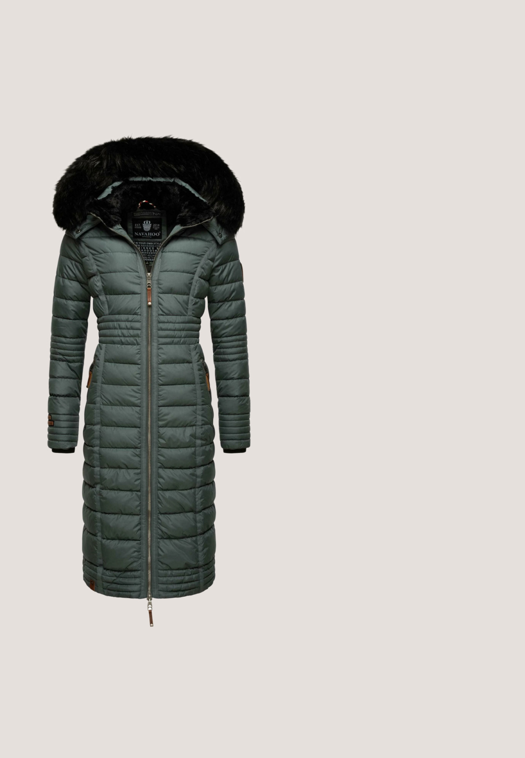 Gevoerd groen jasje met een faux fur capuchon, lange mouwen, ritsluiting en zijzakken. Heeft een getailleerde taille en gestreepte textuursegmenten.; Zwarte sweatshirts met lange mouwen, ronde hals en geribde manchetten. Kenmerkt zich door een gladde textuur en een subtiel logo detail aan de voorkant.; Grijze wijde broek van zacht materiaal, met een gladde elastische tailleband en strakke naden voor een verfijnde uitstraling.; Zwarte enkelboots van suède met een faux fur manchet, een decoratieve band met een zilveren ring en een gestructureerde rubberen zool.; Pepe Jeans GAVIN - Handtas - black; Zilveren ketting met een klavert pendant, versierd met zwarte en zilveren hartjes en diamantachtige accenten, ontworpen voor een elegante uitstraling.