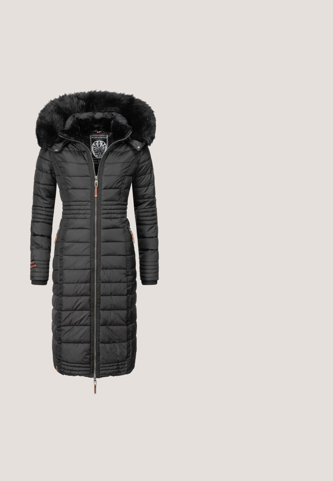 Sort polstret vinterjakke med hætte i pels, lodret syning, lange ærmer og lynlåsverschluss. Har sidelommer med brune detaljer.; En mørkegrå hættetrøje med en beige faux fur-foring, der har snore i hætten, sidelommer og trekantede brune detaljer.; Sorte skinny jeans lavet af denim med en glat tekstur. Har en frontlukning med knap og lynlås, fem lommer og en slank pasform.; Rieker Vinterstøvler - noir; Sort læder tote taske med tekstureret overflade, to skulderremme, lynlås lukning og en lille aftagelig detalje.; Rosaguld hoop øreringe med klare sten, der er sat langs den ydre kant, med en glat, poleret overflade og et sikkert spænde.
