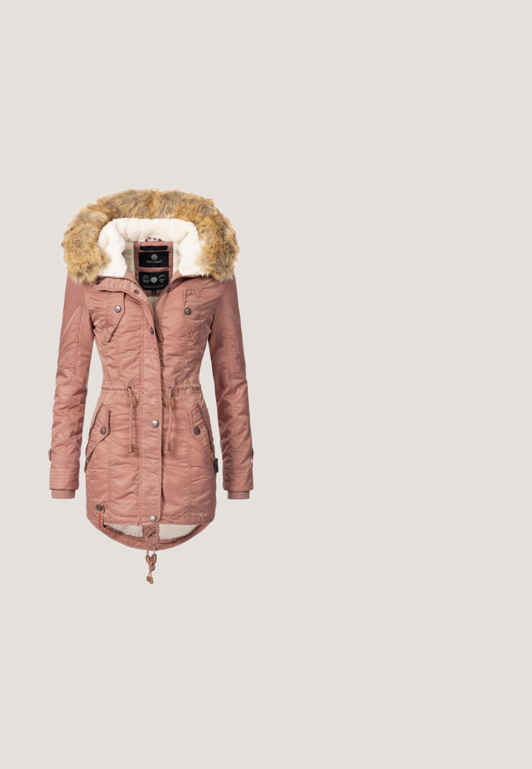 Lyserød isoleret jakke med hætte foret med fake pels, snor i livet og to forlommer. Har knap- og lynlåslukninger samt struktureret stof.; Strikket sweater i hvid med et mønster af røde og pink rensdyr, som har hjerter og zigzag-motiver. Ribbenstrik ved ærmerne og i kanten. Klassisk rund halsudskæring.; Lyseblå kortærmet T-shirt med rund hals og "GANT American Sportswear New Haven" logo på venstre bryst.; Blå denim brede bukser med lodrette hvide striber, høj talje og fem-lomme design, med knap- og lynlåslukning.; Lyserøde sneakers lavet af blødt ruskind og mesh. Rundet tå, flad gummisål, sammenbundne snørebånd og minimalistisk design med diskrete accenter.; Lyserød struktureret håndtaske med to øverste håndtag, sidelommer og en lille guldfarvet mærkeplade foran.