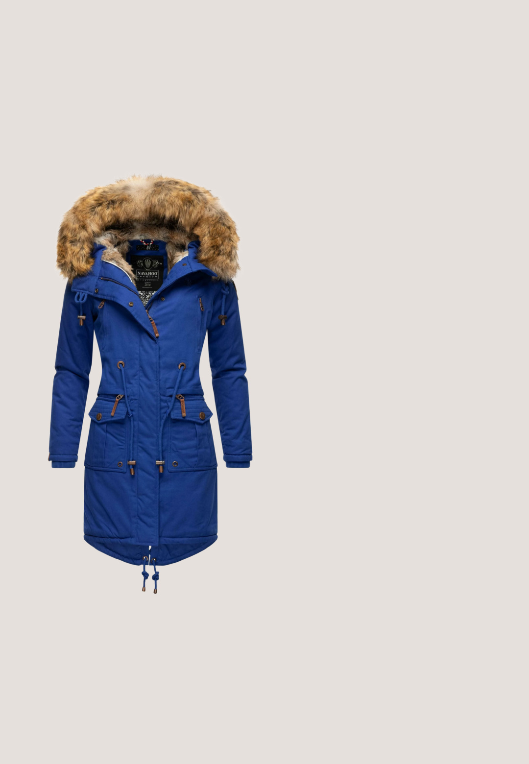 Blå parka med pelsforet hætte, snoreliv, flere lommer og brune detaljer. Har et vandafvisende materiale og en mellemlang design.; Blå langærmet sweatshirt med en tegneserie af en smilende blå alienfigur på en lyserød baggrund med hvide og gule gnistre.; Blå t-shirt med et lille tryk i vintage-stil af hesteryttere, der konkurrerer, og teksten "Edgar Degas, Longchamp, Frankrig" på venstre bryst.; Blå denim flare jeans med en mid-rise talje, har stikninger, to frontlommer og en baglomme.; Højhælede sneakers med blåt denim-lignende materiale, sort logo print, hvid gummispids og tykk hvid sål med struktureret detalje.; Blå tote taske lavet af slidstærkt stof, med en lynlåslukning, to frontlommer og polstrede håndtags for komfort.