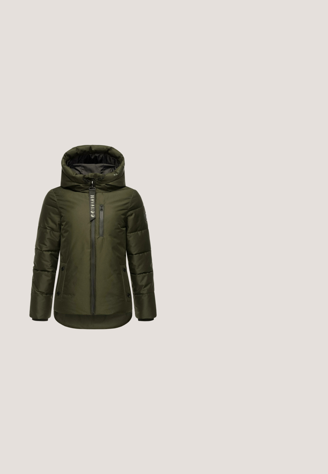 Olivengrøn polstret jakke med høj krave og aftagelig hætte, med en frontlynlås, forlommer og logo på lynlåsremmen.; Mørkegrøn ribbet pullover med rund halsudskæring, trekvartærmer og en afslappet pasform. Tekstureret stof med en blød finish.; Sorte skinny jeans lavet af strækstof, med et klassisk fem-lomme design, knaplukning og bælteløkker. Glat tekstur hele vejen igennem.; Ca'Shott CASKARLA - Vinterstøvler - black; Grøn nylon skuldertaske med en lynlåslomme foran, justerbar rem og glat tekstur. Har et diskret logo nederst foran.; Guldøreringe med hoops, som har uregelmæssigt formede grønne ædelsten, med en struktureret guldindfatning og en glat overflade.