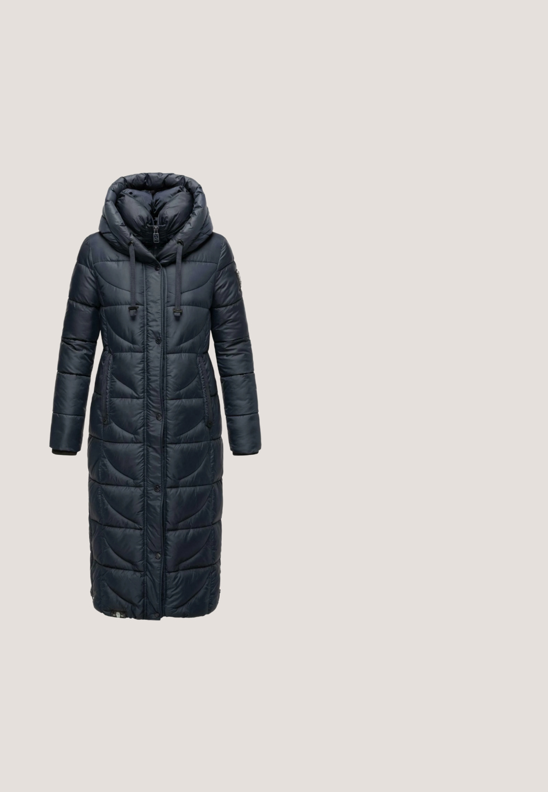 Marineblå polstret vinterjakke med hætte, der har en lang længde, lynlåslommer og tekstureret quiltet design.; Marineblå langærmet sweater lavet af ribbet materiale. Har rund halsudskæring og en lige skæring i sømmen. Blød tekstur.; Mørkeblå højtaljede jeans med lige ben, lavet af denim. Har en knaplukning, fem lommer og diskrete syninger.; Blå læder ankelstøvle med en grå filtkrave, dekoreret med metalliske øjer og en sidelukning, med en robust brun sål.; Stor mørkeblå polstret totebag med glatte læderforlommer, to håndtag og en justerbar skulderrem med et rundt sort logomærke.; Firkantede øreringe med dybblå facetterede sten i guldfarvede metalrammer. Glat overflade med en poleret finish.