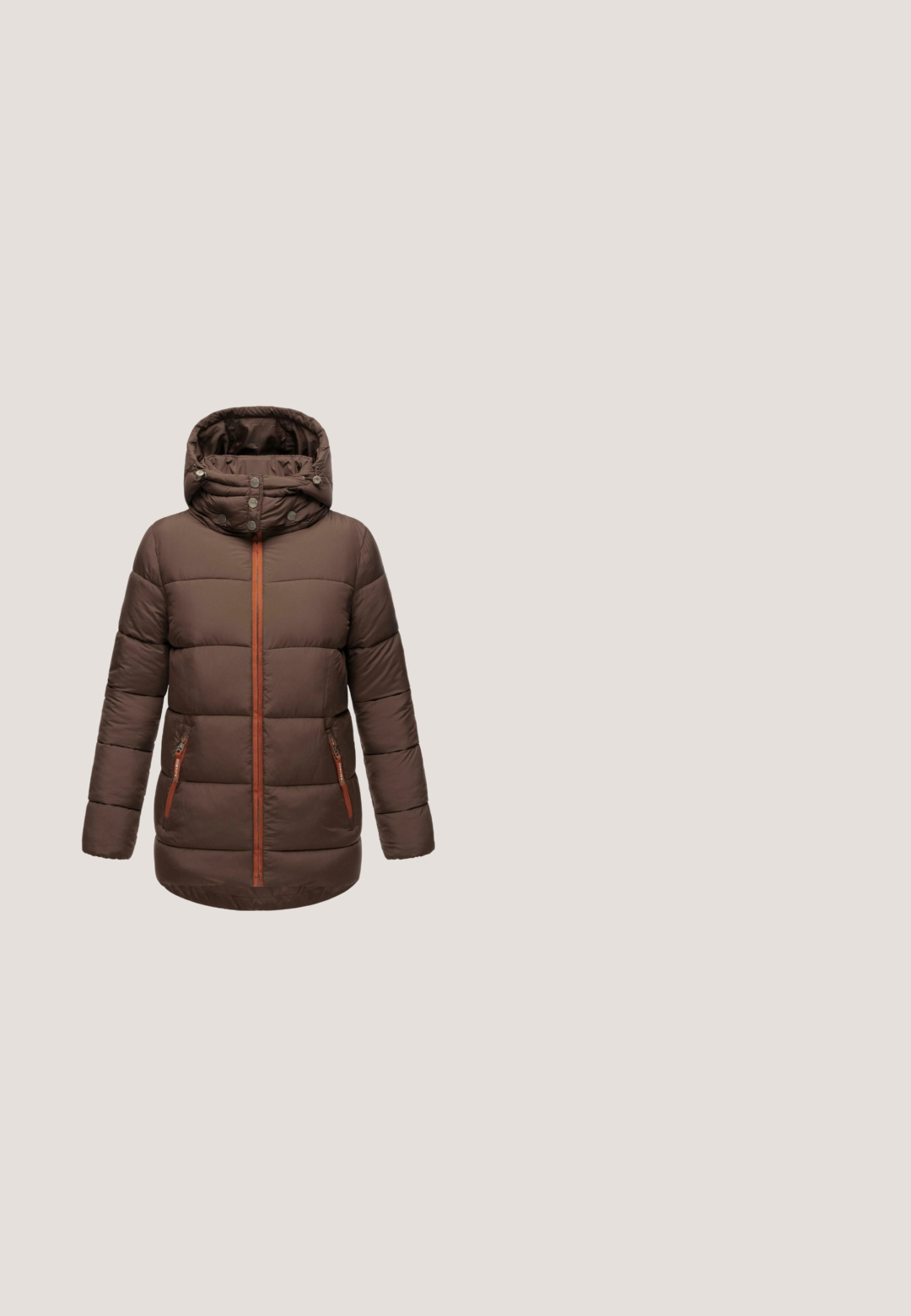 Bruine pufferjack met capuchon, oranje rits en drukknoopsluitingen. Bevat twee zijzakken met oranje accenten en een doorgestikt patroon.; Bruine sweater met een hoge kraag en een zilveren rits. Heeft een roze hartgrafiek op de borst. Zachte textuur en een relaxed pasvorm.; Donkerbruine t-shirt met korte mouwen, gemaakt van zachte katoen. Heeft een ronde hals en een losse pasvorm zonder zichtbare patronen of grafieken.; Bruine jeans met rechte pijpen, voorzien van een voorste knoop- en ritsluiting, en een ontwerp met vijf zakken op een witte achtergrond.; Bruine suède sneaker met een gestructureerde afwerking, voorzien van een witte gebogen accent, een beige hiel en een dikke beige rubberen zool.; Donkerbruine stoffen draagtas met twee handvatten, afneembare schouderband, verticale ritssluiting en ronde zilveren hanger aan een ketting.