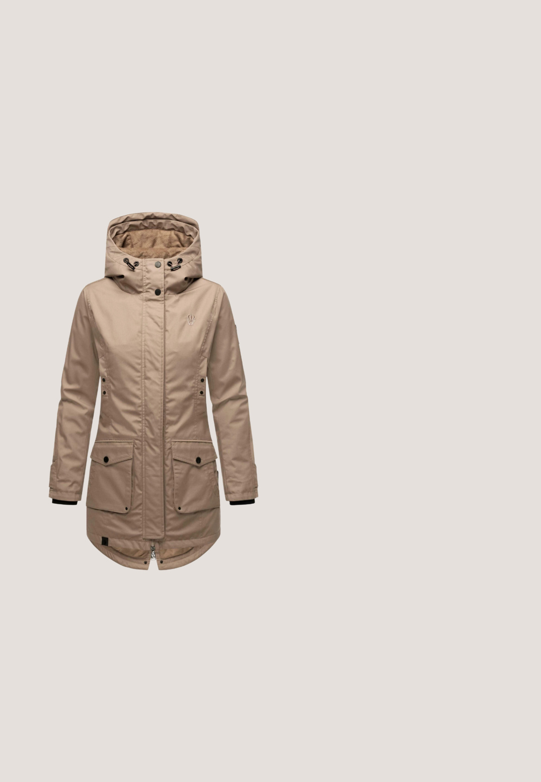 Beige parka med lynlås og knaplukning, store forlommer, justerbar hætte og en blød indvendig foring for varme.; Brun lynlåstrøje med hætte, cremefarvede snore, to forlommer og et lille logo på brystet. Blød stoftekstur og tætsiddende design.; Beige og hvide, vandret stripede langærmede skjorte med bådudskæring, vist på en ensfarvet hvid baggrund.; Mørkeblå denimjeans med en klassisk skinny pasform. Indeholder fem lommer, lynlås og diskret falmning for tekstur.; Brun ruskind sneaker med beige sål, snørebånd foran, sidelås og polstret krave til afslappet brug.; Mørkebrun crossbody taske med lynlåslomme foran og lille lynlåspung på siden, med justerbar sort rem og sølv hardware.