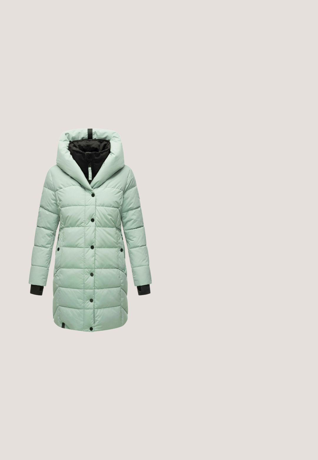 Zelená padded bunda s veľkou kapucňou, čiernou vnútornou podšívkou, gombíkovým zapínaním a ribbed čiernymi manžetami; obsahuje prešívaný dizajn na izoláciu.; Šedá mikina s kapucňou vyrobená z bavlny, so šnúrkou na kapucni, dlhými rukávmi, rebrovanými manžetami a lemom. Jednoduchý dizajn bez vzorov.; Sivý krátky rukáv tričko z bavlneného zmesi. Má okrúhly výstrih a potlačený slogan v čiernej farbe: "Buď divoký, ale zostaň jemný. #šťastie."; Šedé tepláky vyrobené z měkké, kartáčované látky. Obsahují stahovací pas a žebrované manžety na kotnících pro pohodlné nošení. Jednoduchý design, bez vzorů.; Svetlo šedé tenisky z semišu a syntetických materiálov, s sieťovinovými akcentmi a textúrovanou podrážkou, navrhnuté pre pohodlie a stabilitu.; Sivá taška cez rameno so zipsom na prednom vrecku, dvoma rukoväťami, hladkým materiálom a modrým štítkom. Jednoduchý, štruktúrovaný dizajn.