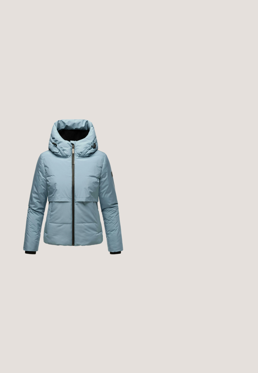 Chaqueta acolchada de color azul claro con una gran capucha ajustable. Presenta un cierre frontal, forro negro y un corte cropped con textura acolchada.; Sudadera gris claro hecha de una tela suave con un bolsillo frontal. Presenta texto en cursiva y acentos de flores en la zona del pecho.; Camiseta de algodón azul con cuello redondo, mangas cortas y diseño minimalista con la palabra "PERFECCIÓN" en una impresión sutil.; Pantalones jogger gris claro hechos de tela suave, con una amplia cinturilla elástica, piernas ajustadas y bolsillos en las costuras laterales.; Zapatilla gruesa con ante y tela en blanco, azul claro y gris, texto "VOILE BL" en la suela y lengüeta en el talón.; Riñonera de piel azul claro con dos compartimentos con cremallera, un bolsillo frontal, correa ajustable y logo en relieve. Textura suave.