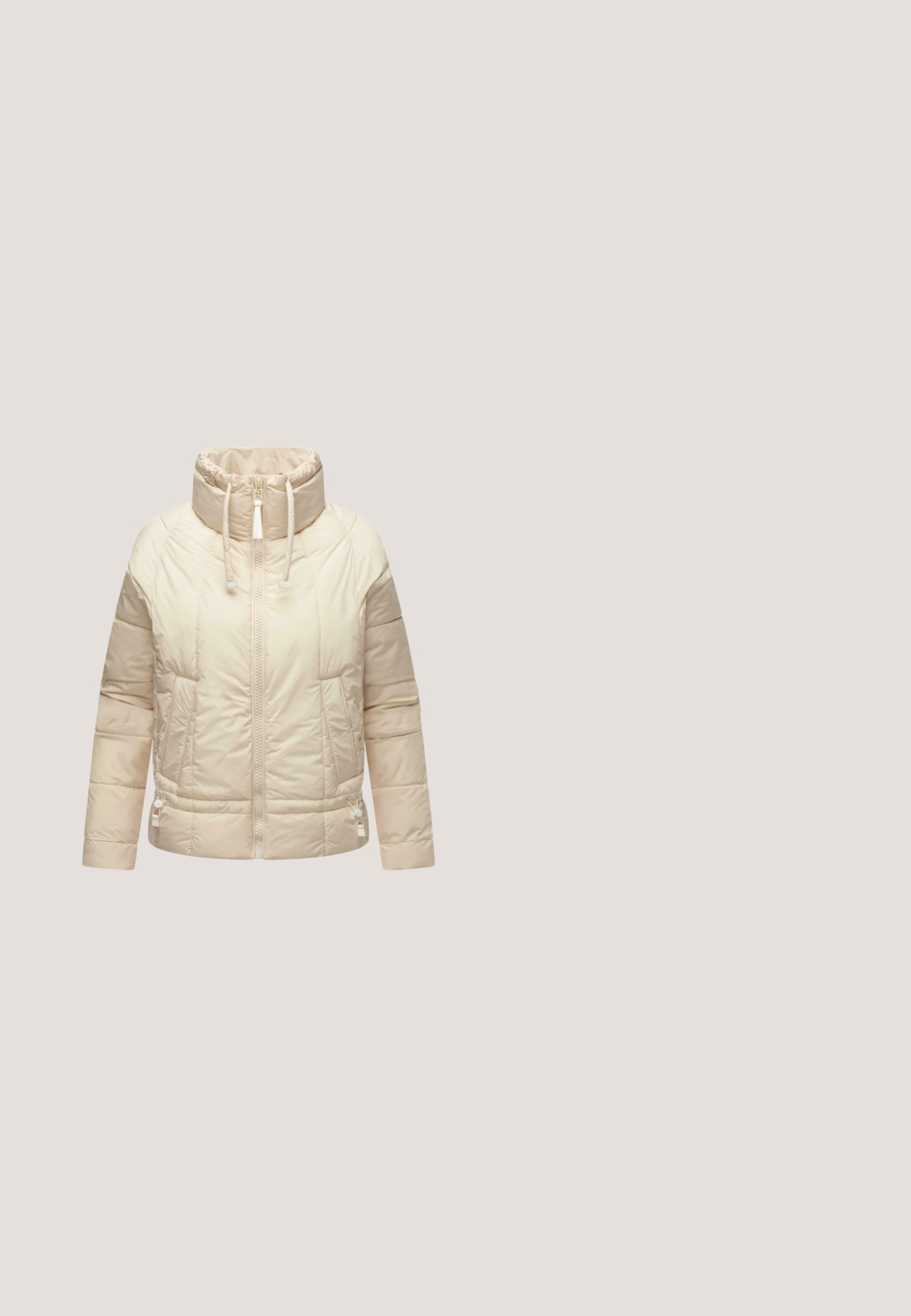 Lichtbeige gewatteerde jas met een hoge kraag, een ritssluiting aan de voorkant, zijzakken en elastische strikjes in de taille voor aanpassing.; Gestreepte trui in beige en crèmekleurig, met lange mouwen, een brede halslijn en een structuurgebreide ontwerp.; Beige broek met wijde pijpen, elastische taille, riemlussen en een zilveren rechthoekige gesp, voorzakken zichtbaar.; Beige suède sneakers met een dikke witte rubberen zool, ronde neus en vetersluiting met zilveren oogjes en een gestructureerde afwerking.; Bruine schoudertas van textuurleer met verstelbare riem en afgeronde randen tegen een witte achtergrond.; Gouden metalen ketting met een dunne draadontwerp, met in het midden een grote witte parel. Minimalistische en hedendaagse esthetiek.