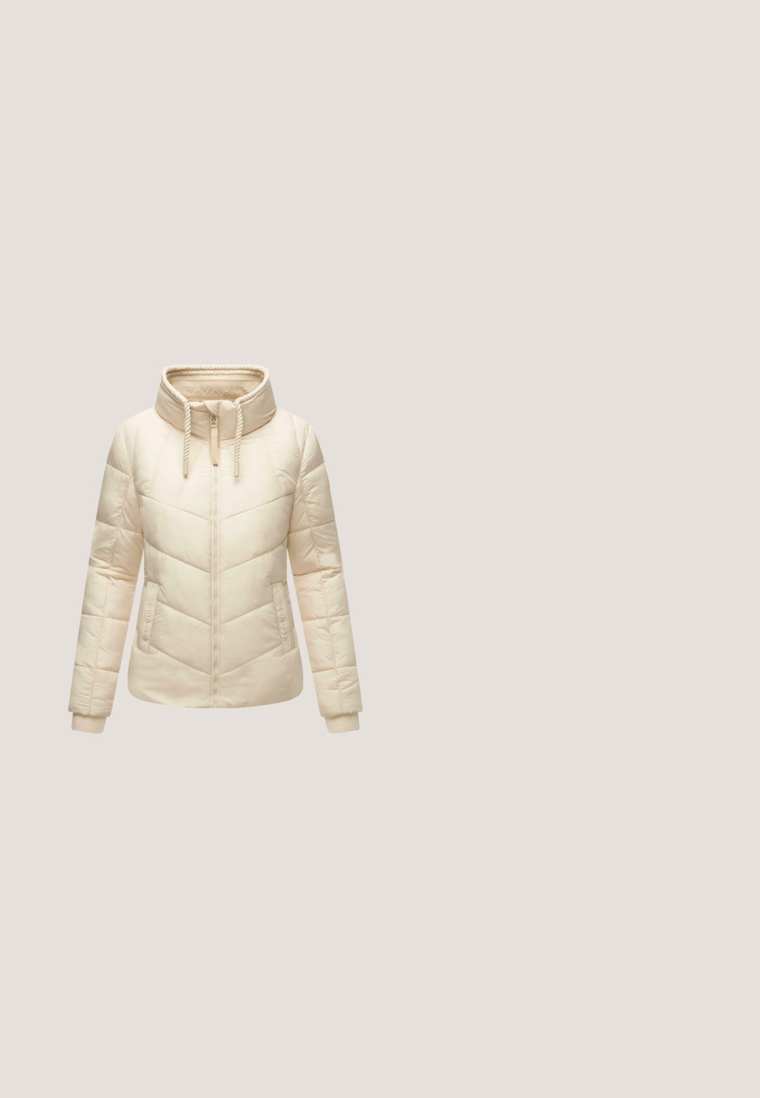 Beige puff jakke med høj krave, lynlås lukning, chevron quiltet mønster og sidelommer. Har elastiske ærmer og logo detalje.; Beige hoodie med snoretræk, raglanærmer og en blød tekstur. Har en kengurulomme og ribbede manchetter. Enkel, minimalistisk design.; Simpel hvid T-shirt med korte ærmer og rund hals, med et lille logomærke nær kanten, vist på hvid baggrund.; Beige joggerbukser lavet af blødt stof, med elastisk talje og snor, to forlommer og tapered ben-design.; Beige atletisk sko med tekstureret overdækning, snørebånd og støttende hælkappe, hviler på en træoverflade, sat mod grønne planter.; Emily & Noah BELLI - Skuldertasker - lightgold