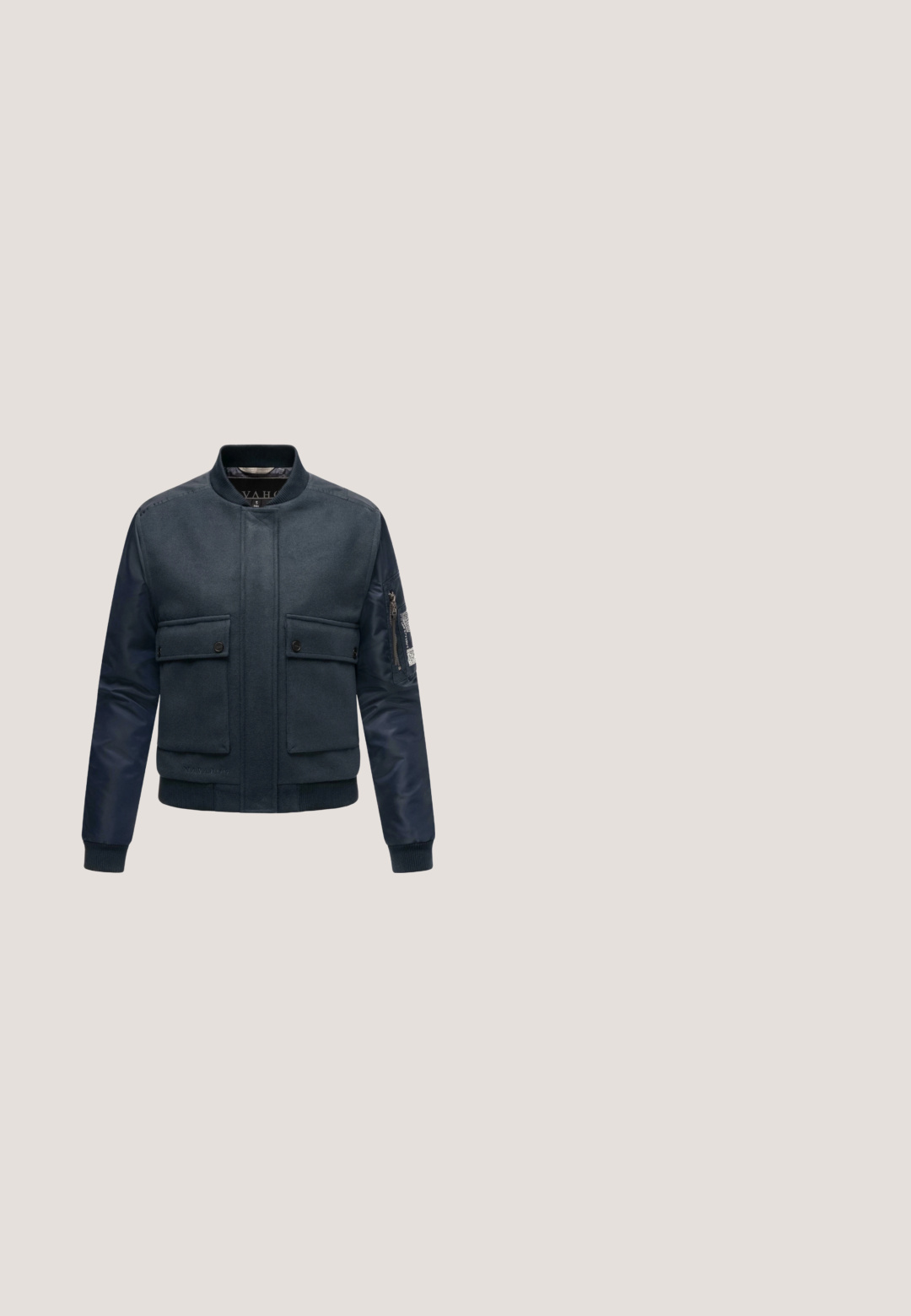 Marine bomberjack met een wollen voorkant en nylon mouwen, voorzien van twee knoopzakken en een ritszak op de arm voor extra functionaliteit.; Kaffe KALIVIA - T-shirt print - midnight marine; Denimrok met een wikkelontwerp, donkerblauwe kleur en een gestrikt midden. Bevat stikdetails langs de zoom en de zijnaad.; Sport sneaker in donkerblauw en beige, voorzien van een mix van materialen, gaas- en suede-accenten, witte veters, en een gestructureerde zool met logo-detail.; Marineblauwe handtas met verstelbare schouderriem, twee korte handvatten, meerdere voorvakken en het "Desigual" logo op het voorvak.; Zilveren gedraaide ringoorbellen met een spiraalvormig ontwerp, een gladde, reflecterende textuur en een haaksluiting.