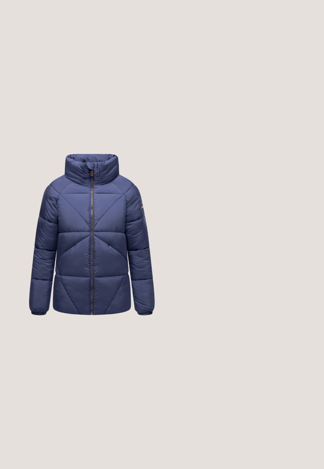 Donkerblauwe gewatteerde jas met een hoge kraag, diagonale stiksels, een rits aan de voorkant en elastische manchetten. Soepele textuur met gestikte secties.; Geknipte trui in gestructureerd blauw garen met meerkleurige spikkels, voorzien van een hoge kraag en lange mouwen. Zachte, chunky breipatroon.; Lichtblauw T-shirt met korte mouwen en ronde hals, met klein rechthoekig Tommy Jeans-logo in marineblauw, wit en rood, gecentreerd op de borst.; Blauwe denim flared jeans met een middelhoge taille, voorzien van stikselaccenten, twee voorkruipzakken en een achterzak met label.; Blauwe denim sneakers met witte bloemrijke borduursels, een textuurrand van touw op de middenzool en witte veters. Platte rubberen buitenzool. Low-top ontwerp.; Blauwe denim handtas met rafelige randen, dubbele bovenhandvatten en een afneembare aardbeienbedel met kralen. Inclusief een afneembare schouderriem.