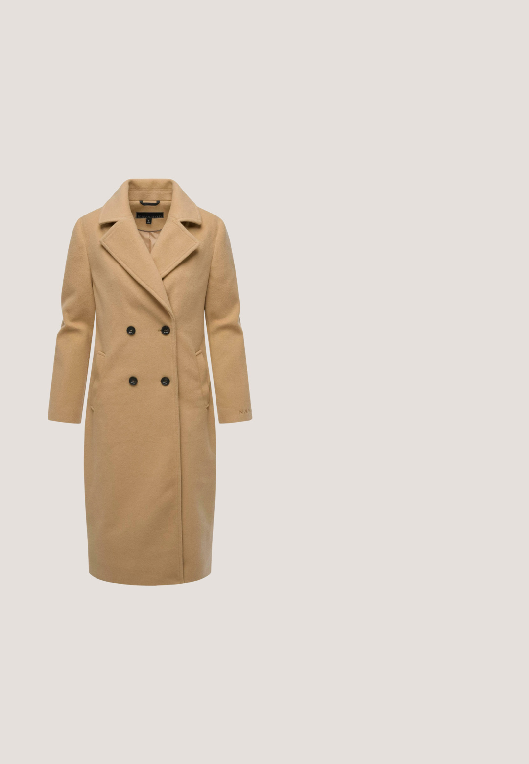Beige wollen blend jas met een dubbelbreasted ontwerp, grote revers, zwarte knopen, zijzakken en lange mouwen.; Beige gebreide jurk met hoge kraag en een halve ritssluiting aan de voorkant. Losvallend met lange mouwen en een geribbelde textuur. Lengte tot halverwege de kuit.; Kniehoge beige suède laarzen met een ronde neus, blokhak en subtiele gouden accent op de hak. Gladde textuur met een aansluitend ontwerp.; Bruine schildpad zonnebril met een afgeronde vierkante vorm, gradient lenzen en gouden accenten op de pootjes. Gladde kunststof montuur met stijlvolle armen.; Beige gewatteerde Guess-handtas met gouden ketting en leren band, met een driehoekige logoplaat op de voorflap.; Gouden armband met een hartvormige bedel met heldere stenen en gegraveerd "GUESS," verbonden door een ketting met kleine ronde accenten.