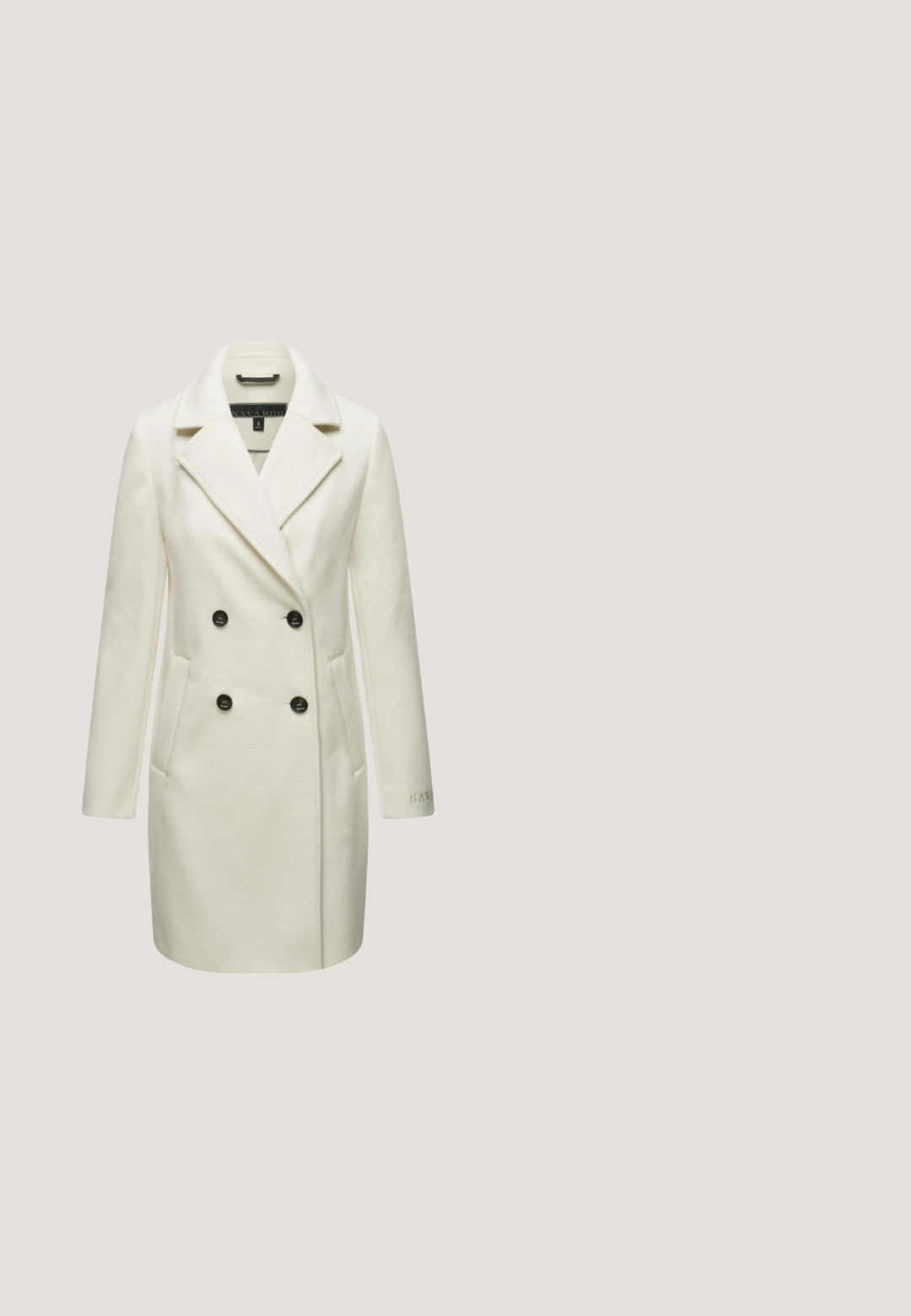 Manteau blanc à double boutonnage en tissu texturé, avec de grands boutons noirs, des revers à cran et des poches latérales, avec l'accent "Nava" sur la manche.; Sweatshirt crème avec col montant, cordon de serrage, manches longues, et poignets et ourlet côtelés. Texture du tissu lisse.; Chemise beige à manches longues, boutonnée avec un col et un ourlet froncé. Fabriquée à partir d'un tissu lisse et léger. Design simple avec cinq boutons.; Pantalons beiges ajustés avec une coupe slim. Dotés d'une taille plate, de passants de ceinture et d'un ourlet standard. Fabriqués dans un tissu lisse et léger.; Bottine beige à lacets avec bord-côtes côtelé, intérieur rembourré et semelle robuste, estampillée « Denim » sur le côté et la bride.; Sac fourre-tout en cuir beige avec deux poignées supérieures, fermeture éclair et logo embossé. Texture lisse avec accents en matériel doré.