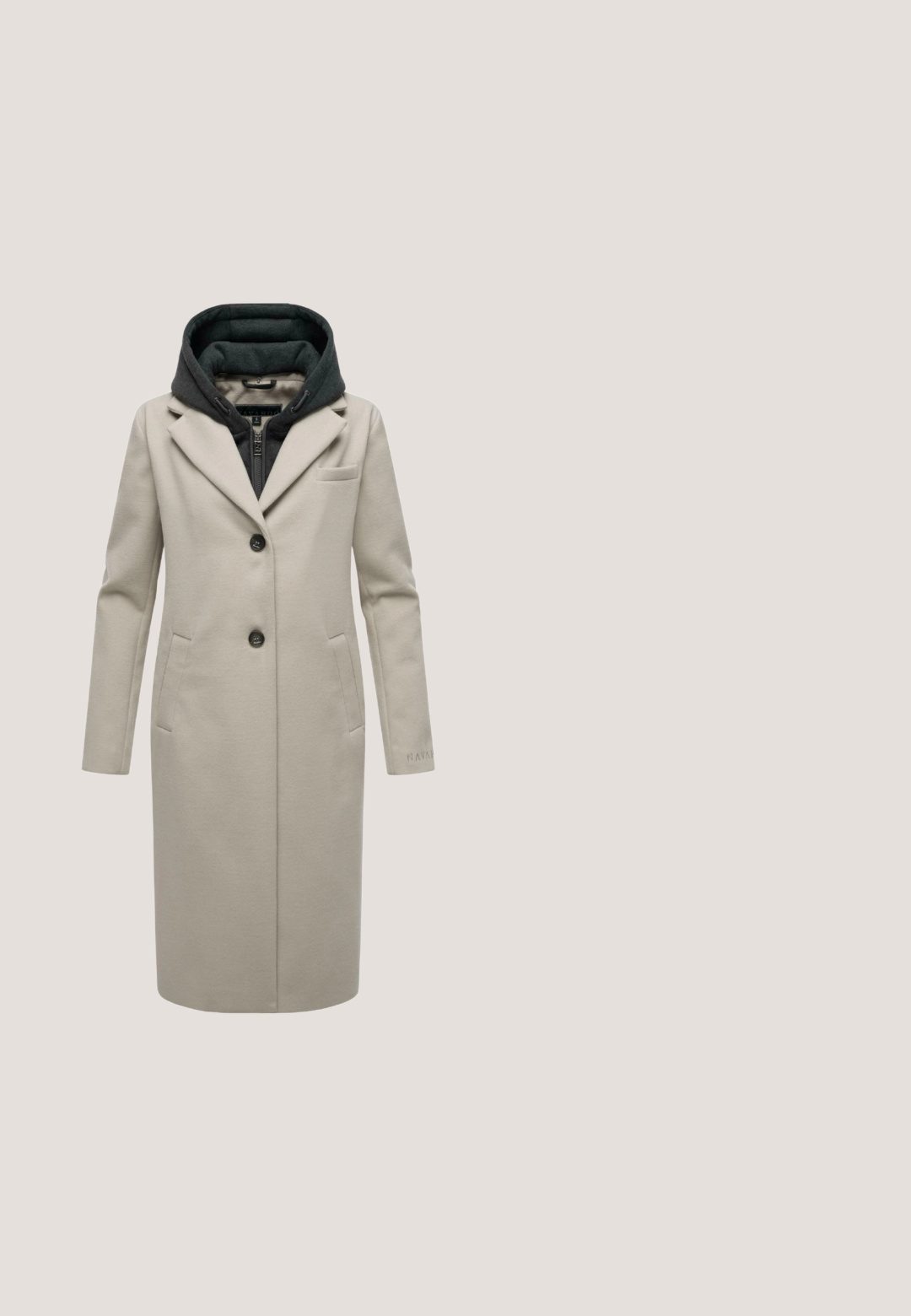 Beige lange jas met een getailleerd ontwerp, een grijze capuchon, twee zijzakken, een enkele knoopsluiting, en subtiele branding op de mouw.; Gestreepte trui met hoge nek, met afwisselend zwarte en crèmekleurige banden. Gemaakt van zacht materiaal met ribgebreide boorden en zoom.; Zwarte knielange rok met een elastische tailleband, voorzien van plooien voor volume en een soepele textuur. Eenvoudig, klassiek ontwerp zonder versieringen.; Zwarte leren enkellaars met een puntige neus, een stevige hak met een zilveren accent en een gladde textuur. Het ontwerp bevat een uitgesneden detail.; Zwarte leren handtas met een gebogen klep, goudkleurige CC-logo sluiting, bovenhandvat en verstelbare schouderriem.; Zwarte ring met een borstelde textuur, voorzien van een gepolijste gouden band en een enkele heldere edelsteenaccent aan de zijkant.