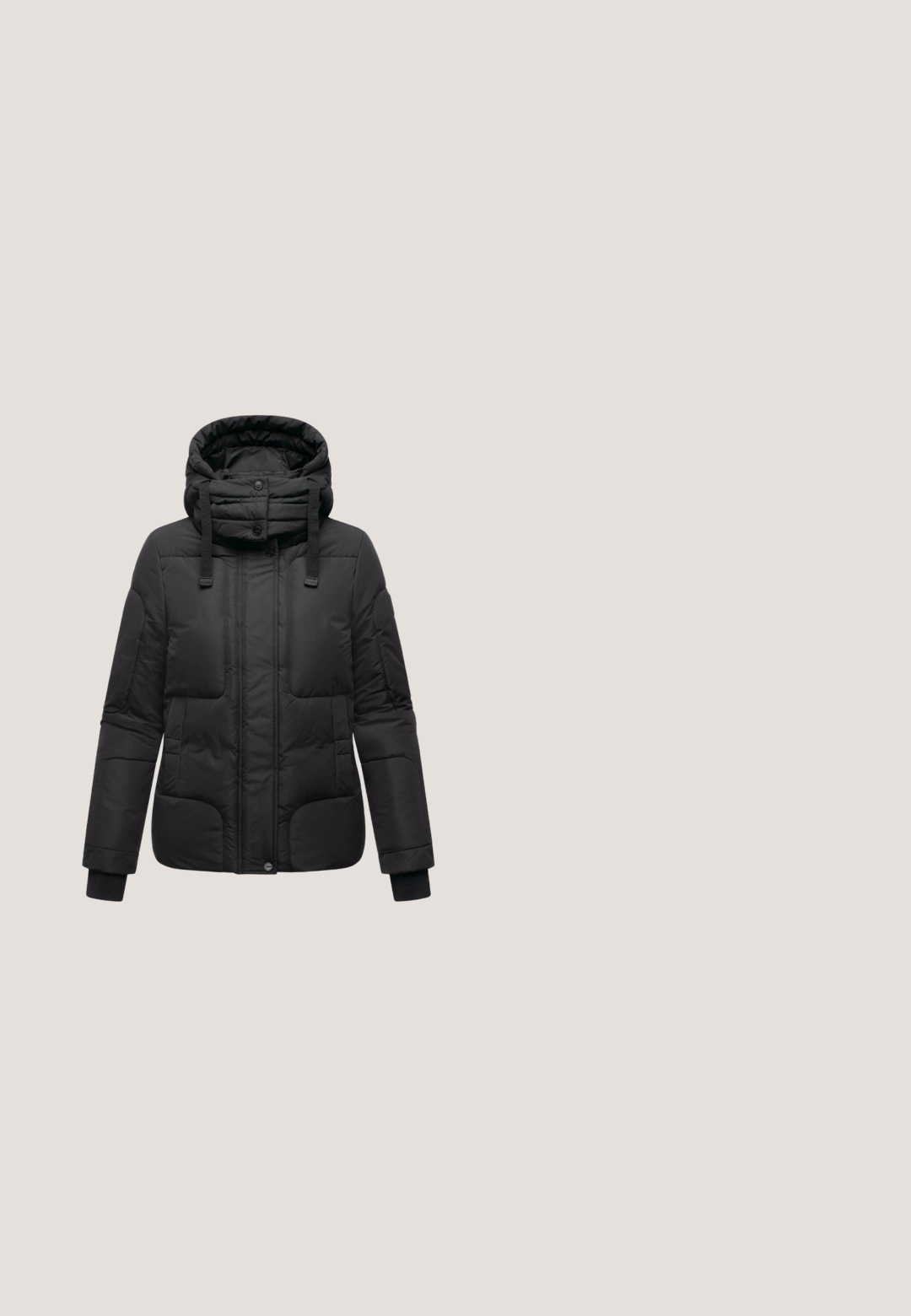 Schwarze Steppjacke mit hohem Kragen und Kapuze, ausgestattet mit einem gesteppten Design, Druckknöpfen auf der Vorderseite und elastischen Bündchen für eine sichere Passform.; Weißer Langarm-Bodysuit mit strukturiertem Muster am Oberkörper und Netzeinsätzen an den Ärmeln. Mit Druckknopfverschluss und einem Logo-Akzent an der Seite.; Schwarze, maßgeschneiderte Shorts in knielanger Länge mit Gürtelschlaufen und zwei paspelierten Gesäßtaschen, von hinten auf weißem Hintergrund dargestellt.; Schwarze Lederkampfstiefel mit hohem Schaft, Schnürverschluss und strukturiertem Finish. Ausgestattet mit einer robusten Gummisohle und einem Zugschlauf.; Sinner Sonnenbrille - black; The Chesterfield Brand JOSH WEEKENDER - Weekender - black