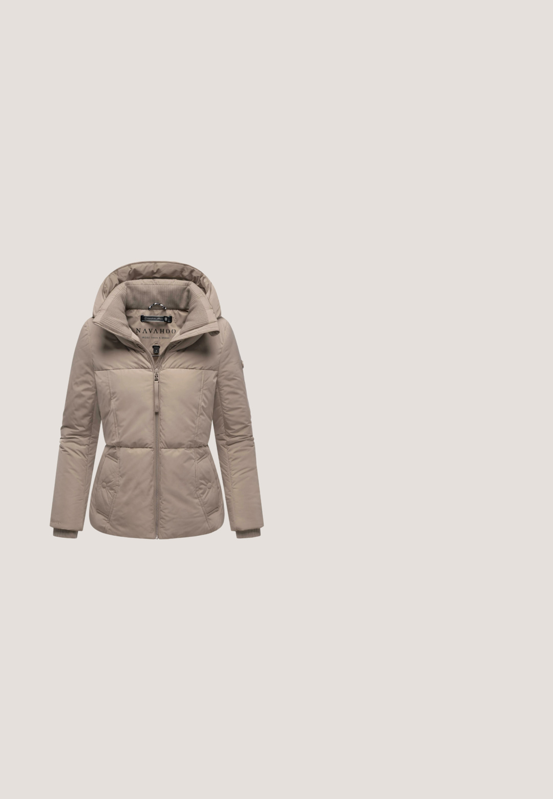 Beige pufferjakke med hætte, der har lynlås foran, ribbet krave og tilføjede syninger på kroppen og ærmerne for ekstra struktur.; Cremefarvet sweater med V-hals, ribbet struktur og lange ærmer. Enkel design, udekoreret uden synlige mønstre eller hardware.; Lyserød rullekravebluse lavet af ribstrikket stof med lange ærmer og tætsiddende silhuet. Glat tekstur og sammenhængende halsudskæring.; Beige, løse sweatpants med elastisk talje og diskrete sidesømme. Fremstillet af et blødt, tekstureret materiale. Ingen synlige logoer.; Brun ruskind støvlet med beige plysforing, snørelukning foran og tyk hvid gummisål.; Brun stor blød tote taske med to håndtag og sideløbende snore, med DEHA-logo foran i midten.