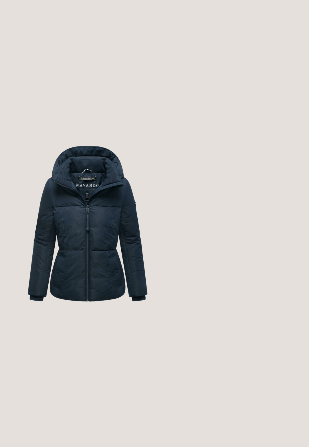 Veste matelassée marine avec capuche, fermeture éclair, poignets côtelés et poches latérales. Comprend des sections rembourrées et une texture lisse. Étiquette de marque visible.; Sweatshirt bleu marine en tissu doux, avec une coupe décontractée et un logo carré avec un cœur et des rayures arc-en-ciel sur la poitrine.; Polo bleu marine en tissu doux, doté d'un col classique, d'une patte de boutonnage à trois boutons et de manches courtes avec une coupe décontractée.; Pantalon décontracté bleu marine avec taille élastique et cordons à la taille et aux chevilles, coupe droite et décontractée.; Baskets épaisses en beige, bleu clair et gris avec des panneaux en daim et en tissu, semelle épaisse, fermeture à lacets à l'avant et languette de maintien au talon.; Sac bleu marine avec deux poches zippées à l'avant, une bandoulière réglable et un tissu robuste. Il présente un logo rond sur un côté et une texture lisse.