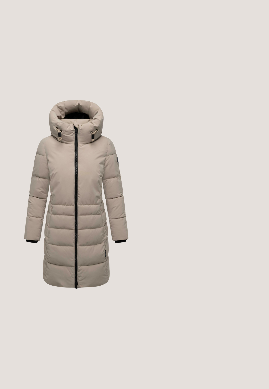 Longue doudoune beige avec col rembourré haut, fermeture éclair noire à l'avant et poches latérales, conçue pour les temps froids.; Pull gris clair en tissu tricoté texturé. Dispose d'une large encolure bateau et de poignets côtelés, avec une coupe décontractée et un design minimaliste.; Haut à manches longues pour femmes en rose pâle, avec un col rond et une coupe slim et lisse, sans motifs ni ornements.; Jeans larges en denim gris foncé, présentant un design classique à cinq poches, des coutures décoratives et une fermeture à bouton à la taille.; Bottes de cheville grises en daim souple, dotées d'une semelle épaisse et texturée, avec un design minimaliste et des détails de couture visibles.; Sac à main rectangulaire taupe avec deux poignées, poches avant zippées et une petite plaque métallique de marque centrée près du bas.