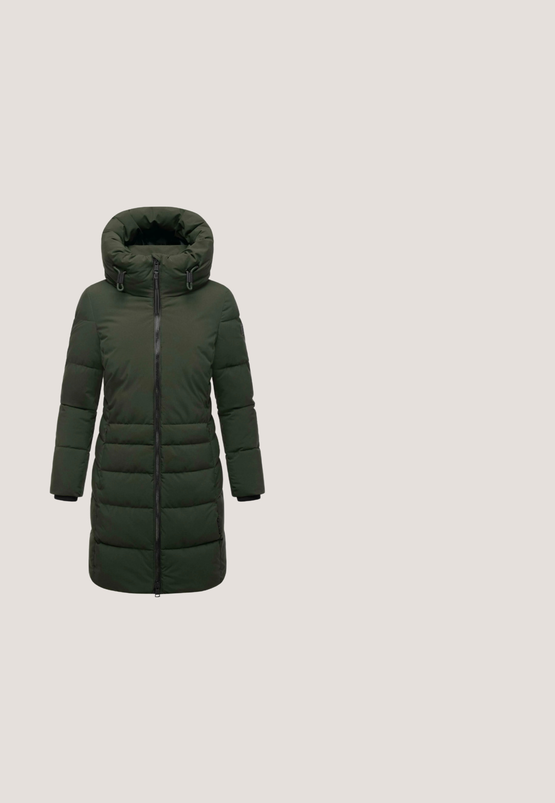 Lang donkergroen gewatteerd winterjack met hoge kraag, twee zijzakken en een ritssluiting aan de voorkant.; Culture CUANNEMARIE LOOSE ROLL-NECK - Trui - olive night melange; Groene gebreide jurk met lange mouwen, ronde halslijn en geribde manchetten. Voorzien van een klein logo-label nabij de zoom.; Groene hoge laars met gevoerde kraag, bruine veters en witte rubberen zool. Heeft een slank ontwerp met gestikte accenten en een getextureerd materiaal.; Olijfgroene crossbodytas met een rits aan de bovenkant, verstelbare bruine band en klein zilveren merklogo aan de voorkant in het midden.; Gouden ring met een peervormige groene edelsteen. Gladde band met een gepolijste afwerking; gedetailleerd met edelsteenslijping voor extra glans.