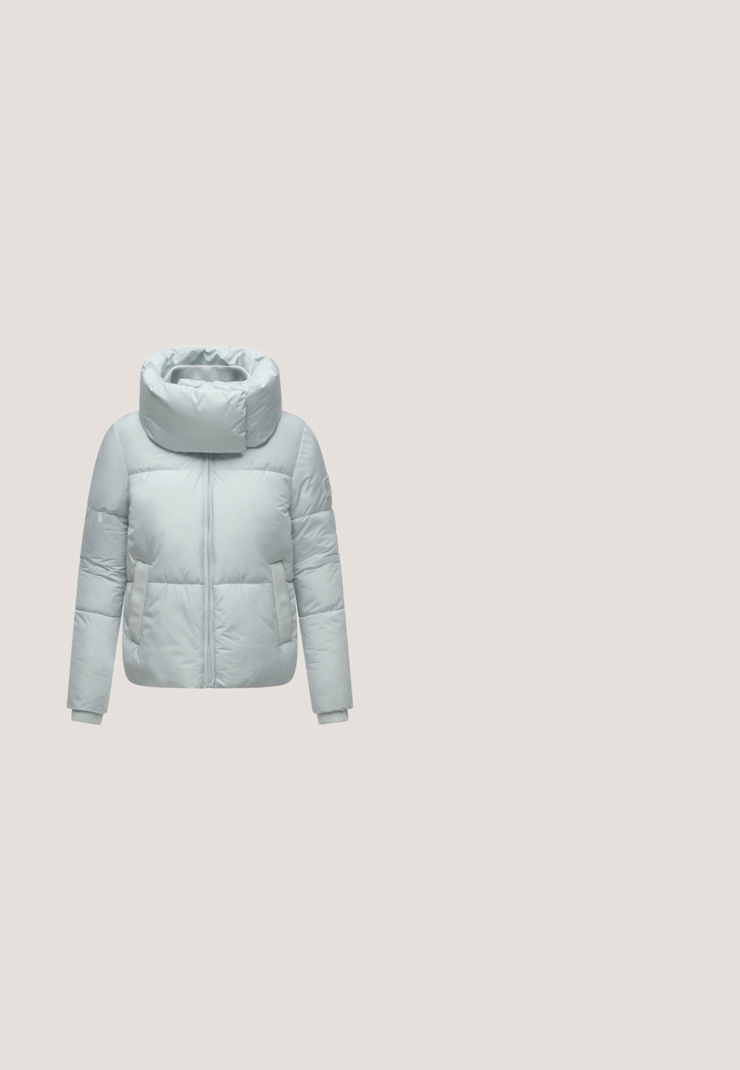 Lichtgrijze gewatteerde winterjas met hoge kraag, voorrits en zijzakken, ontworpen voor koud weer.; Witte hoodie van een katoenmix. Heeft lange mouwen, een voorzak met kangaroo-pockets en ribgebreide boorden en zoom.; Zwarte wijde broek gemaakt van zachte stof met een gladde textuur. Bevat een platte tailleband en minimale hardware-details aan de zijkant.; Zwarte enkelboots met een strakke waterdichte buitenkant, elastische zijpanelen en een chunky gestructureerde zool voor grip en stabiliteit.; Hexagonale zonnebril met gradient paarse lenzen, een gouden metalen frame, zwarte acetaat armen en subtiele logo-details op de poot.; Lichtgrijze schoudertas van zacht nylon. Beschikt over een brede hoof compartment met een rits, een lange verstelbare schouderriem en een logo-applicatie.