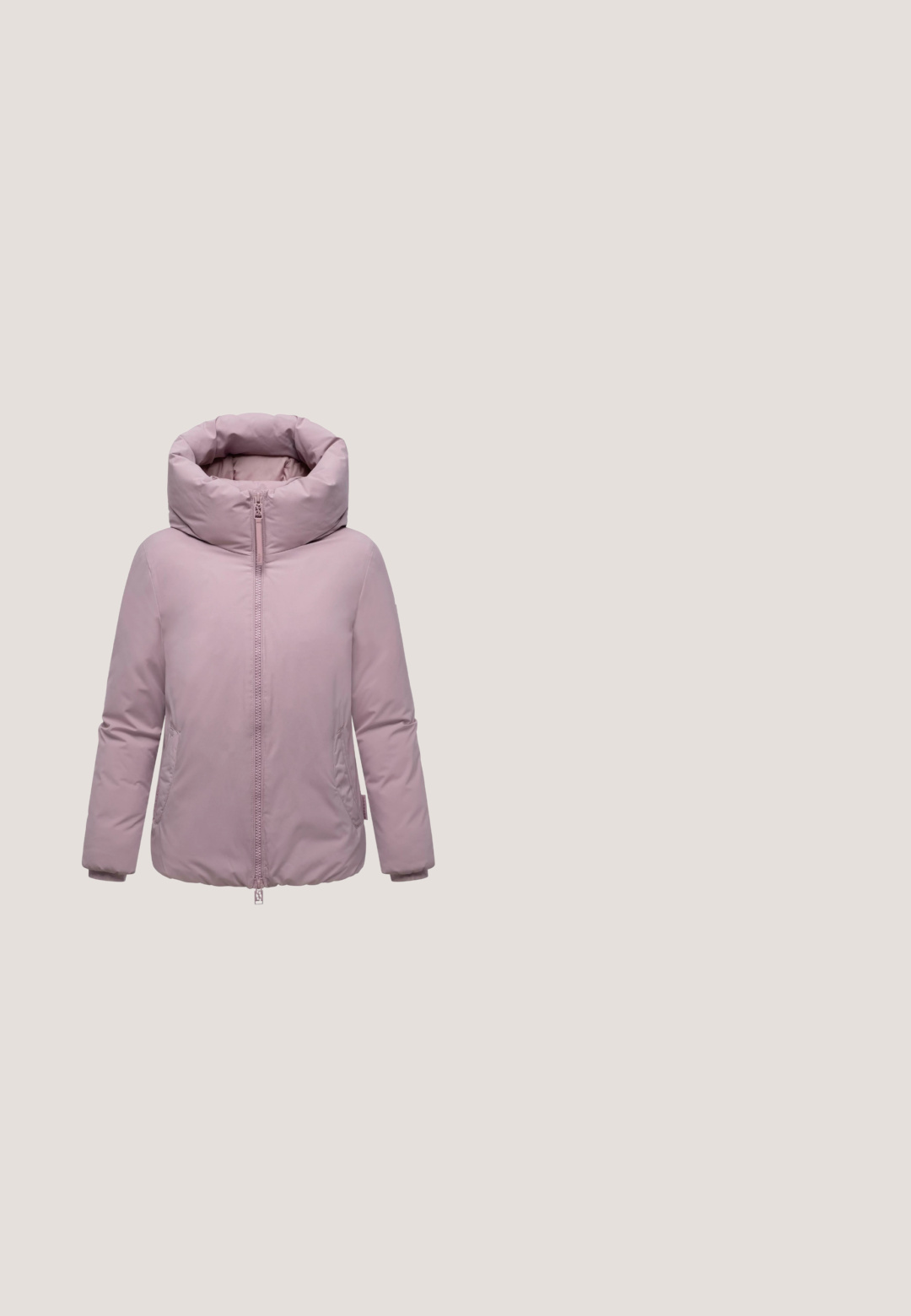 Chaqueta de invierno acolchada de color púrpura claro con alto cuello, cremallera frontal completa, mangas largas y bolsillos laterales, exhibida sobre un fondo blanco.; Suéter de punto rosa claro con cuello redondo, mangas largas y puños y bajo acanalados. Presenta una textura suave y un corte clásico.; Top rosa de manga corta ajustada con cuello alto simulado, tela lisa y diseño sencillo, mostrado sobre un fondo blanco.; Pantalones de pana rosa con corte recto, cinturilla elástica y textura acanalada vertical. Sin bolsillos frontales ni detalles adicionales.; Zapatilla deportiva rosa de malla con una parte superior texturizada, media suela blanca y suela de goma color caramelo. Presenta un diseño redondeado y cierre de cordones.; Bolso tote acolchado de color rosa con dos asas, que cuenta con una etiqueta rectangular en el lateral que dice "STUDIO BERLIN". Textura suave y tamaño generoso.