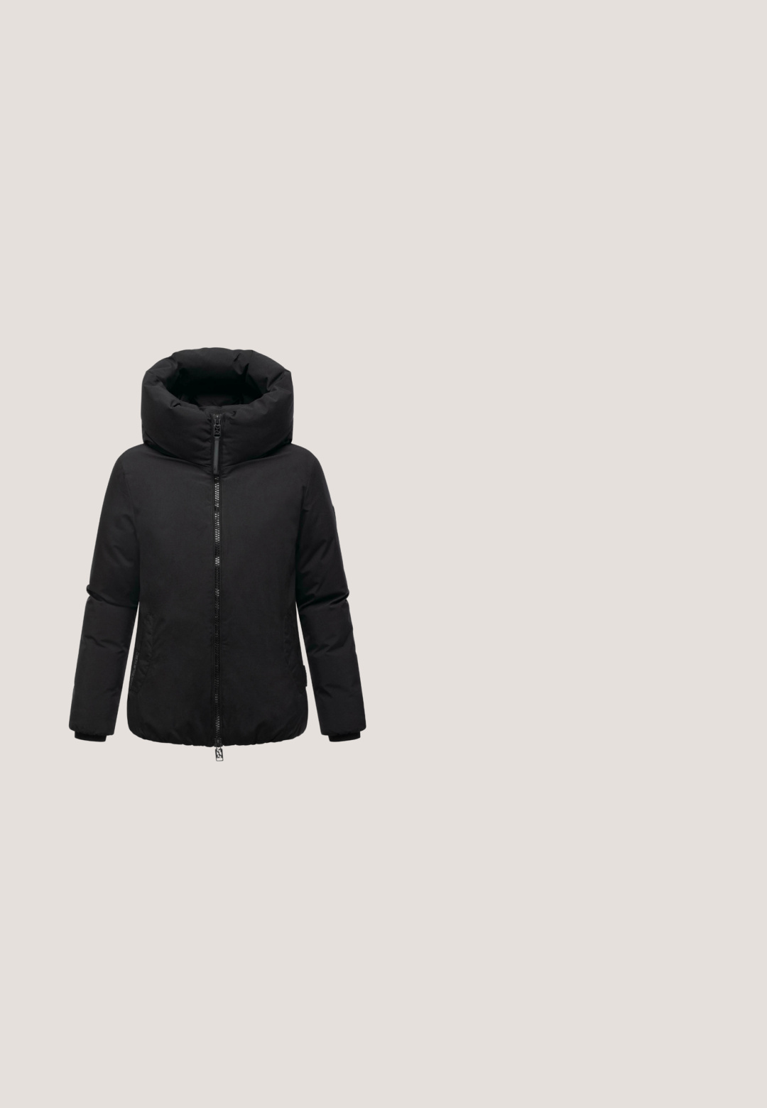 Schwarze gepolsterte Winterjacke mit hohem Kragen, Frontreißverschluss, langen Ärmeln und Seitentaschen.; Schwarzer Pullover mit langen Ärmeln, Rundhalsausschnitt und gerippten Bündchen. Hat eine glatte Textur und ein dezentes Logodetail auf der Vorderseite.; Dunkelgraue Sweatpants mit einem Kordelzugbund, Seitentaschen und entspanntem Schnitt. Weicher Stoff mit einem dezenten melierten Muster.; Schwarzer Sneaker mit dicker, profilierter Sohle, Schnürung vorne, strukturiertem Stoff und flauschigem Knöchelkragen, seitlich auf weißem Hintergrund dargestellt.; Schwarze Tragetasche mit zwei Griffen, einem abnehmbaren Schulterriemen, Reißverschluss und einer dekorativen Kette mit einem runden Anhänger. Glatte Stoffoberfläche.; Feines Silberarmband mit einer Unendlichkeitssymbol-Anhänger in der Mitte und verstellbarem Verschluss, der einen kleinen Kristallanhänger auf weißem Hintergrund zeigt.
