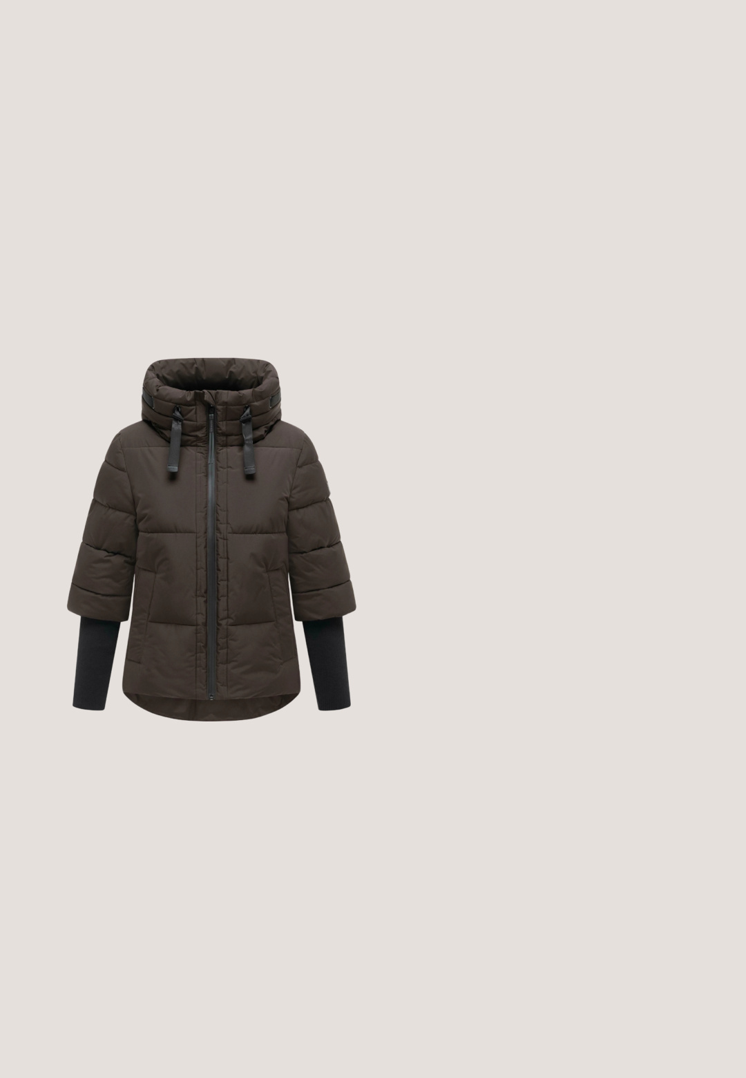 Korte donkerbruine gewatteerde jas met een hoge kraag, een ritssluiting aan de voorkant, twee voorzakken en lange zwarte geribde mouwverlengingen.; Donkergrijze sweatshirt met lange mouwen en een ronde halslijn, met geribde boorden bij de mouwen en zoom, met een klein wit labeltje vlakbij de rechteronderzijde.; Zwart aansluitend shirt met lange mouwen en witte bies bij de halslijn, manchetten en zoom, met het ICHI-merklabel aan de binnenkant van de kraag.; Hoge taille legging in een gedempte mauve kleur, gemaakt van een glad, rekbaar materiaal. Heeft een naadloos ontwerp zonder zichtbare hardware.; Beige suède en leren enkellaarsjes met een ronde neus, voorzien van een gestructureerde bovenkant, dikke gevlochten touwveters en een rubberen zool.; Grote zachte bruine draagtas met twee handvatten en zijkoordjes, met DEHA-logo in het midden aan de voorkant.