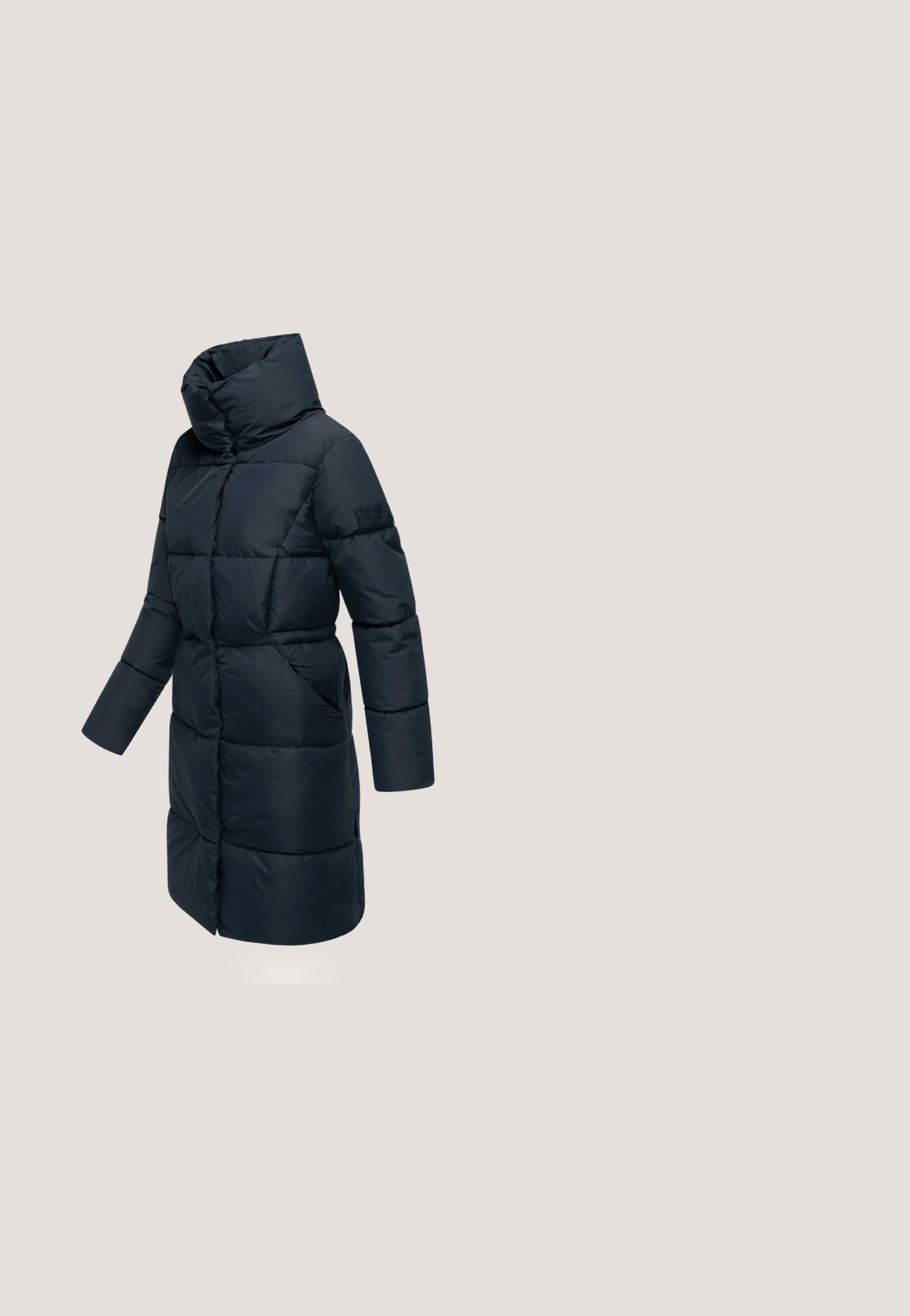 Mørkeblå dunjakke med høj krave, lange ærmer og quiltet design. Har en lige skæring og en let skinnende stoftekstur.; Langærmet sweatshirt med rund halsudskæring med sorte og hvide vandrette striber og lille broderet logo på venstre bryst.; Cremefarvede flared jeans lavet af bomuld, med fem lommer, knaplukning og fine syninger.; Beige vinterstøvler med en blød tekstur, snørremønster, guldfarvede detaljer og en tyk sål for ekstra højde og isolering.; Beige læder skuldertaske med en blød top og en enkeltrem, med subtile syninger og en lille metal logo af mærket.; Gyldne hoops øreringe med en glat, poleret overflade og rund form. Den indre kant har en subtil splitdetalje til lukning.