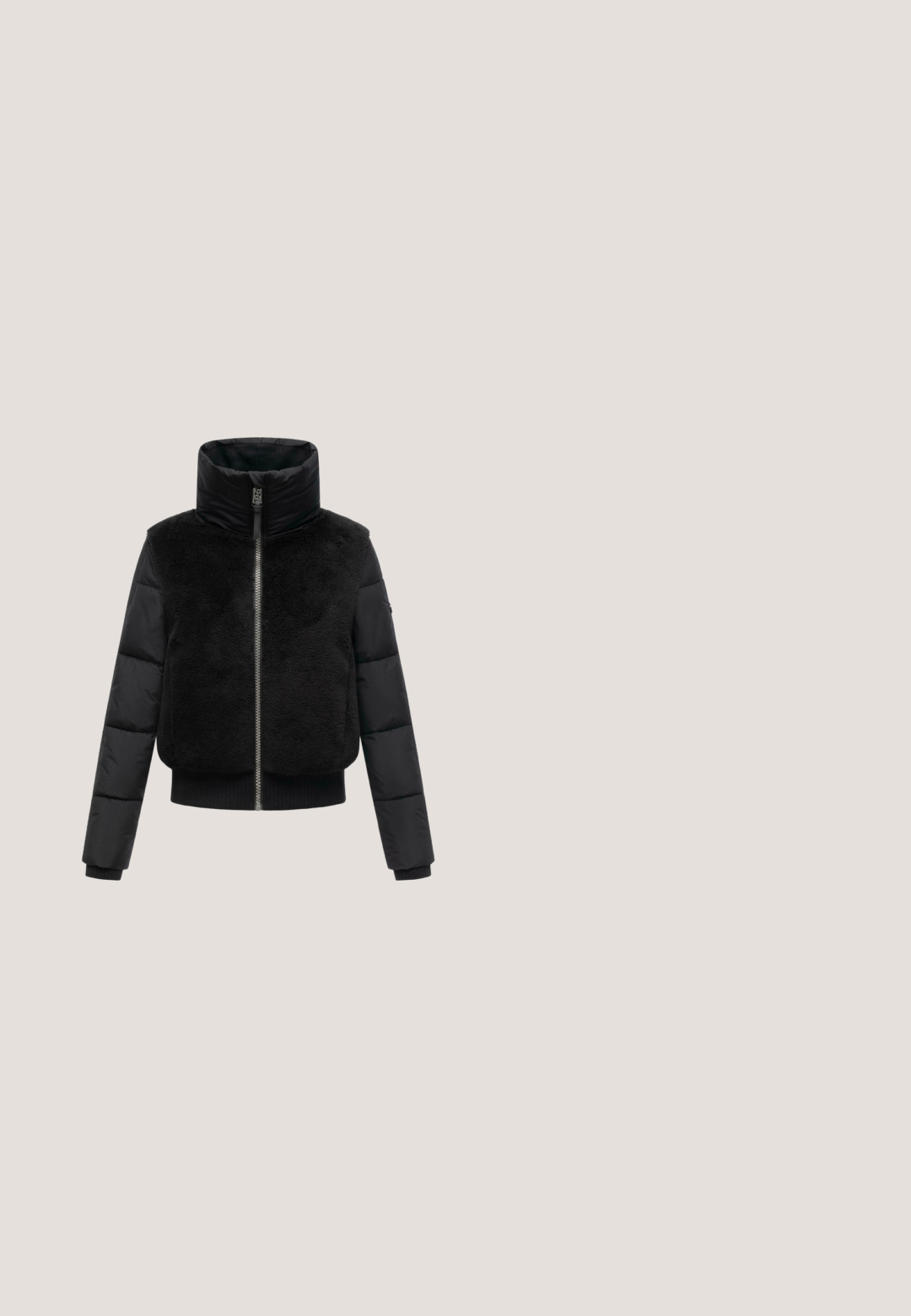 Zwarte cropped jas met doorgestikte mouwen, sherpa fleece voorzijde, hoge kraag en rits aan de voorkant.; Zwarte fleece pullover met een ritskraag, zachte, getextureerde oppervlakte en een ontspannen pasvorm. Kenmerkt stitching langs de zoom en de manchetten.; Zwarte lange mouwen top van gladde stof, met een mock neck ontwerp en een gegolfde zoom. Geen zichtbare patronen of hardwareaccenten.; Zwarte joggingsbroek met een elastische tailleband, verstelbare trekkoord en geribbelde boorden bij de enkels.; Marco Tozzi Snowboots  - black str comb; Zwarte gewatteerde weekendtas met dubbele voorkantzakken, duurzame handgrepen en een afneembare schouderband. Glad textuur, minimalistisch ontwerp.