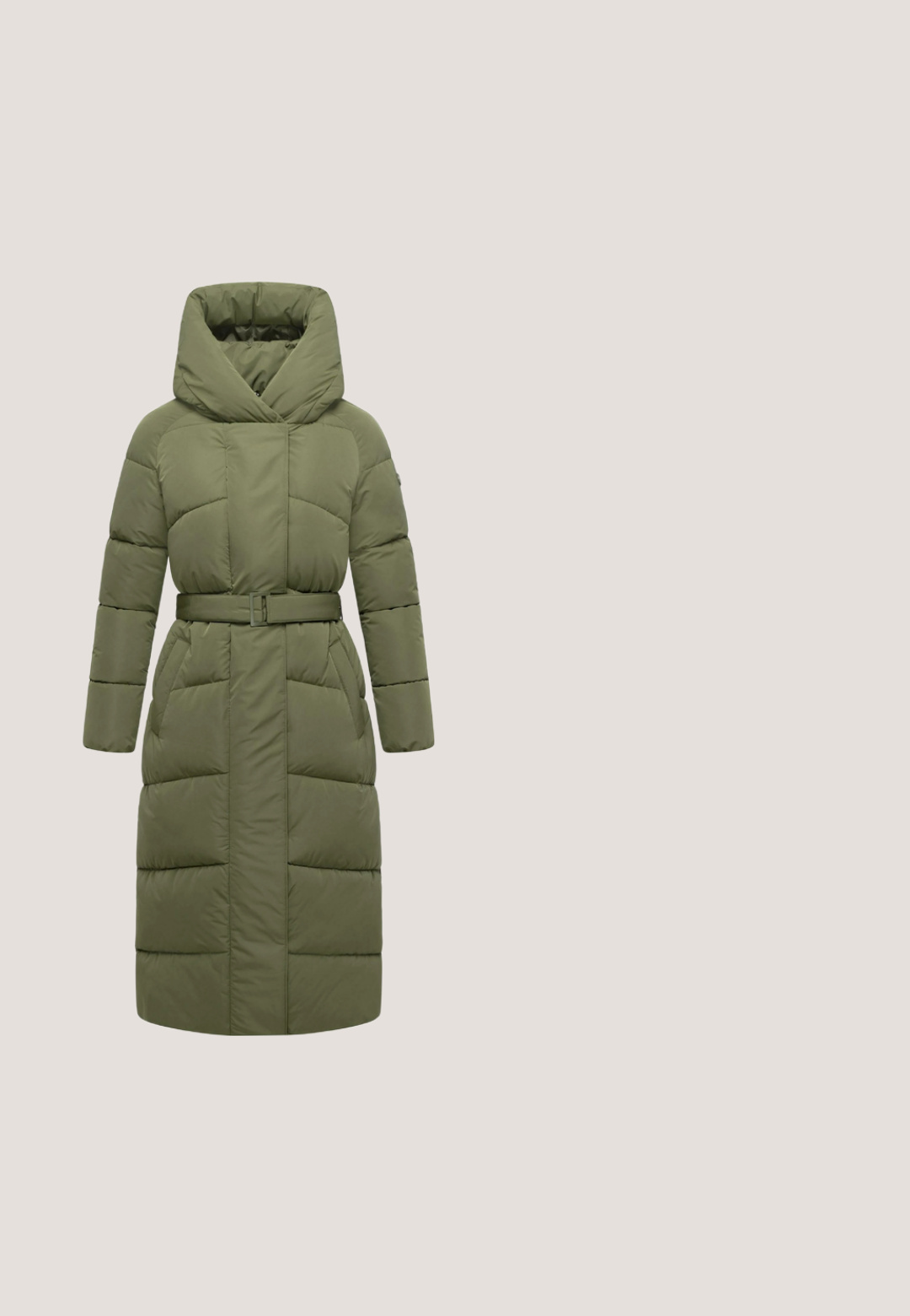 Abrigo acolchado de color verde oliva con una gran capucha, cintura ceñida con cinturón, mangas largas y dos bolsillos laterales; presenta una textura acolchada y una silueta recta.; Sudadera de manga larga verde oscuro con cremallera parcial en el cuello, con rayas blancas decorativas en el cuello y el dobladillo, fabricada con un material de punto suave.; Vestido verde de punto con mangas largas, escote redondo y puños acanalados. Presenta una pequeña etiqueta con el logo cerca del dobladillo.; Bota de ante verde hasta el tobillo con acentos de borreguito beige, cordones, ojales de metal y suela de goma blanca. Presenta detalles del logo y un cuello acolchado.; Bolso acolchado verde oliva con dos asas, bolsillo frontal con cremallera, correa desmontable y un llavero pequeño de peluche en forma de oso.; Pendientes de aro de oro con detalles de gemas verdes en un diseño de ojo, con detalles intrincados y una textura de superficie lisa.