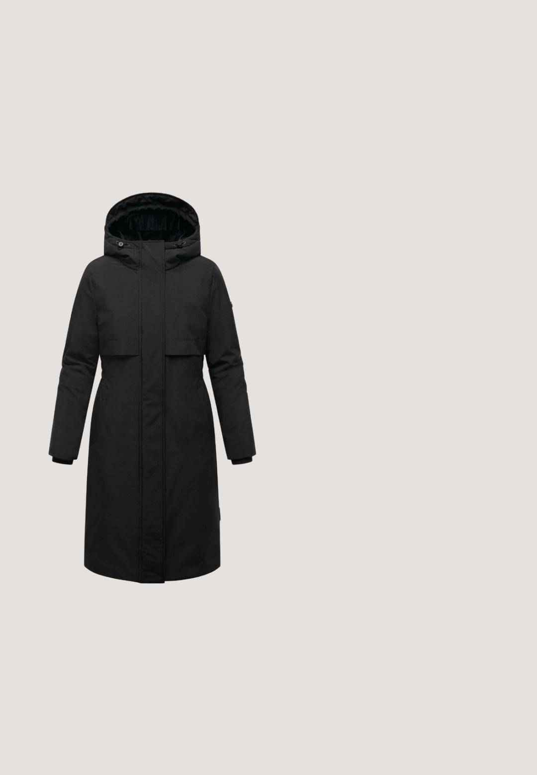 Sort knælang parka med hætte, lynlås lukning og to forlommer. Har en glat overflade og blød indvendig lining.; Sort sweatshirt med lange ærmer, rund hals og ribbede manchetter. Har en glat tekstur og et diskret logo-detalje på fronten.; Sort langærmet top med rund halsudskæring. Fremstillet af et glat, strækbart stof. Har en tætsiddende form og minimalistisk design.; Sorte ribstrikkede joggingbukser med elastisk talje, to forreste påsyede lommer og manchetter ved anklerne.; Sort polstret vinterstøvle med rund toe, tekstureret syntetisk materiale, bred gummisål og en løkke bagpå.; Sort polstret tote-taske med dobbelte håndtag, justerbar skulderrem og lille frontlogo med teksten "Larkson Hamburg".