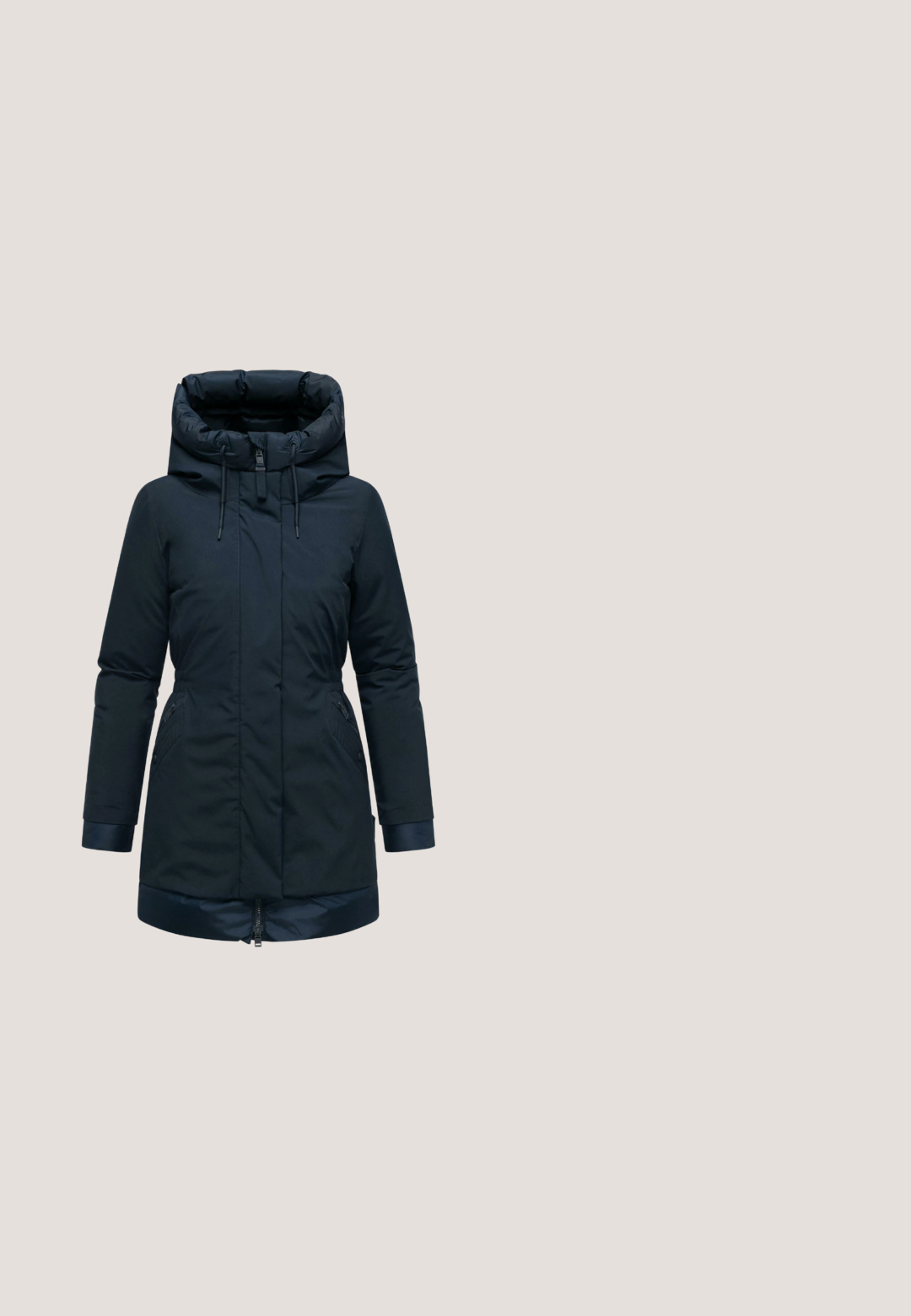 Marineblå puffjakke med høj krave og hætte, lynlås foran og to sidelommer. Har glat, vandafvisende materiale og et elegant design.; Sort langærmet pullover med høj krave og halv lynlås foran, med løstsiddende ærmer og elastiske manchetter.; Sorte leggings lavet af strækstof, med en glat tekstur, tætsiddende pasform og en bred, komfortabel talje. Ingen synlige mønstre eller accents.; Sort gummistøvle til knæene med rundt tå, let hæl og en spænde rem. Har "HUNTER" logoet på forsiden.; Sorte rektangulære solbriller med mørke linser, lavet af blank plastik, med en tyk ramme og subtilt brandlogo på stængerne.; Sort læder tote taske med struktureret overflade, runde håndtag og sølvspænde detaljer. Inkluderer et lyseblå mærke.