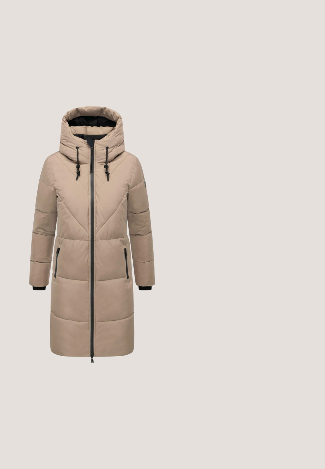Beige polstret jakke med hætte, frontlynlås, to sidelommer og sorte detaljer på ærmerne; har et diamantformet quiltet design.; Sweatshirt med farveblokeret design i creme og lys brun, med buede kanten detaljer og ribbede ærmer. Glat tekstur, afslappet pasform.; Beige kortærmet sweatshirt med rund halsudskæring og snøredetaljer foran, lavet af glat stof.; Beige joggerbukser lavet af blødt stof, med en justerbar talje, ribbede manchetter og sidelommer til en afslappet pasform.; Beige atletisk sko med tekstureret overdækning, snørebånd og støttende hælkappe, hviler på en træoverflade, sat mod grønne planter.; Beige faux læder mavepung med en blød, struktureret overflade, to top-zipper og en justerbar rem for nem bæring.