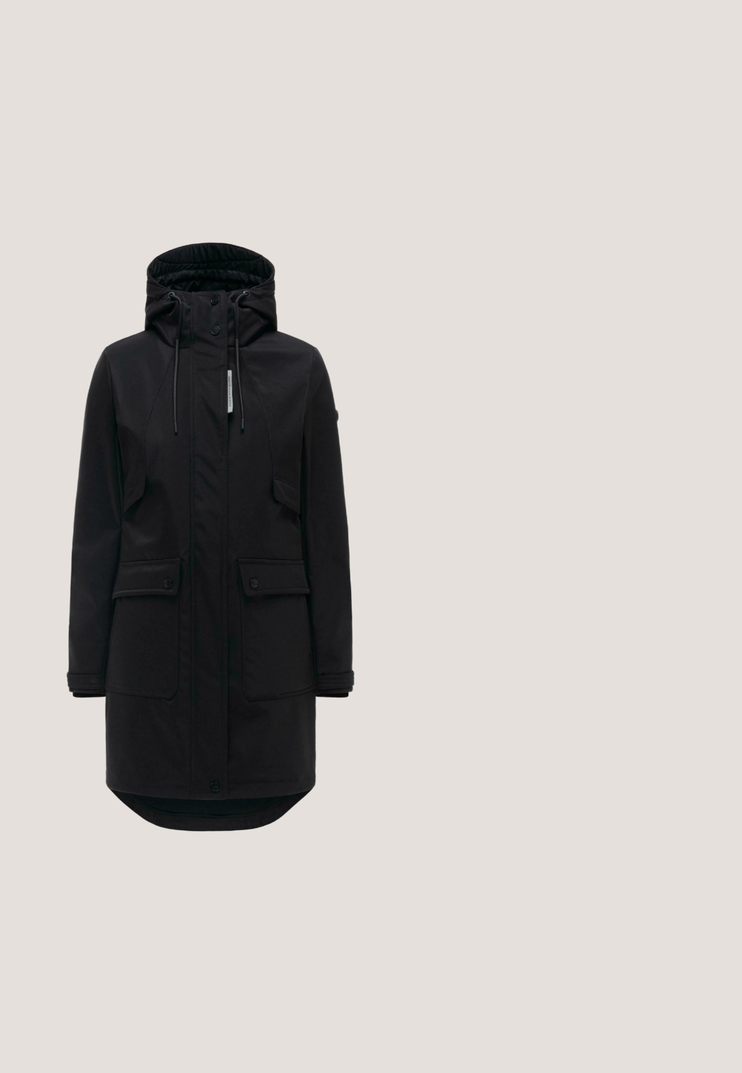 Parka larga negra con capucha, cremallera frontal, cordones ajustables, dos grandes bolsillos con solapa y botón, y un forro interior acolchado visible dentro de la capucha.; Sudadera negra de forro polar con cuello alto, apertura de media cremallera y dos bolsillos laterales con cremallera. Presenta una textura suave y un logotipo sutil.; Camisa de manga larga en color gris claro, hecha de una tela suave y texturizada, con un cuello redondo y un sutil detalle del logo en el pecho.; Pantalones negros fabricados con material resistente, con un corte ajustado, bolsillo lateral con cremallera y secciones de rodilla reforzadas.; Bota alta de goma negra con acabado texturizado, logo de WODEN en el lateral y suela reforzada con acentos moteados.; Bolso tote negro hecho de tela duradera. Cuenta con dos asas superiores, forma rectangular y un parche con el logo "STUDIO BERLIN" en texto blanco.