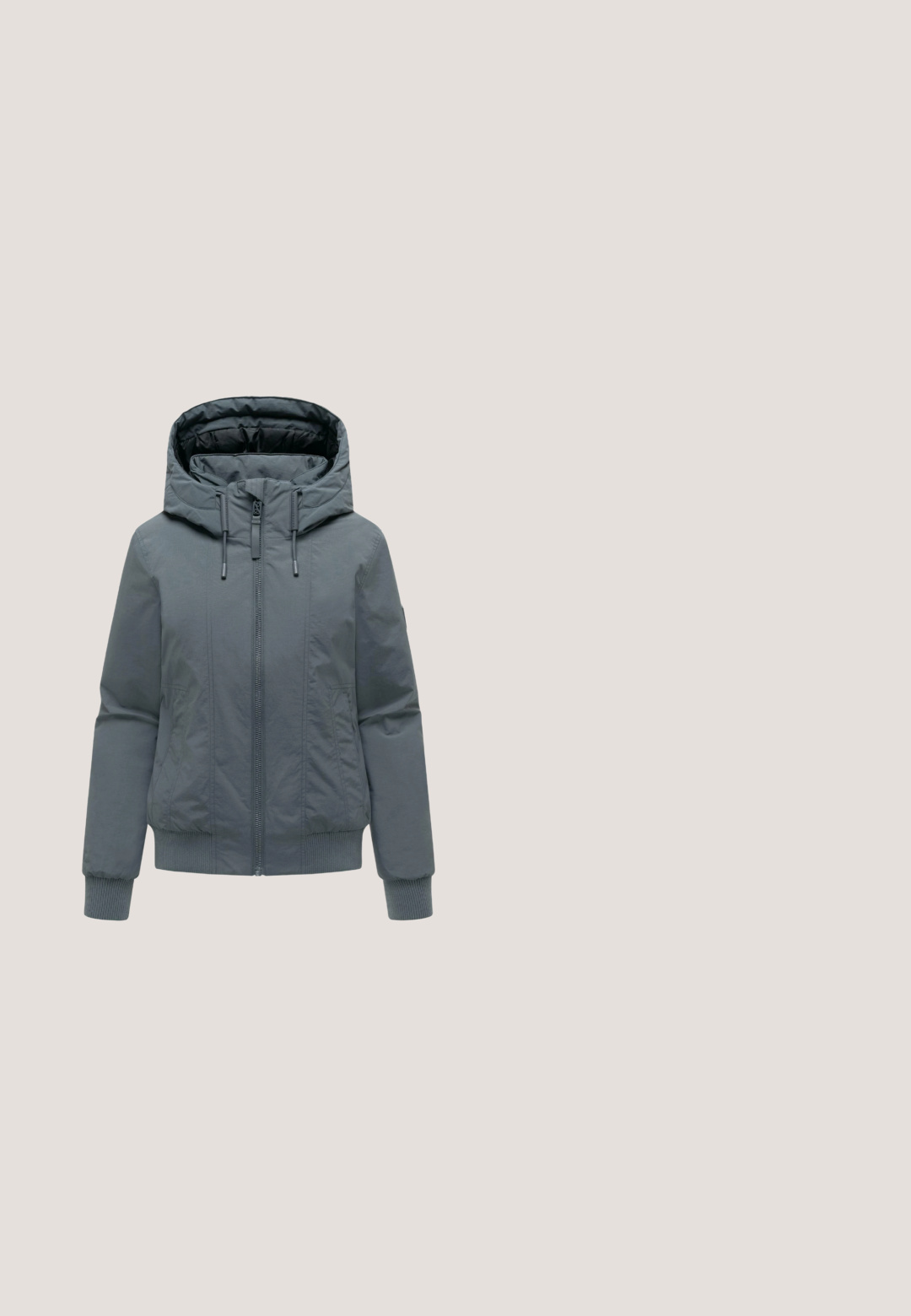 Veste à capuche gris foncé avec fermeture éclair à l'avant, cordons sur la capuche, poches latérales, et poignets et ourlet côtelés.; Sweat à capuche gris clair à manches longues avec cordons, poignets et ourlet côtelés, et une étiquette de marque visible à l'intérieur du col.; T-shirt gris à manches courtes avec col rond, présenté sur un fond blanc uni.; Pantalon de jogging noir avec taille élastique, cordon de serrage, poches latérales et poignets élastiques aux chevilles sur fond blanc.; Chaussures de sport gris clair avec une tige en mesh, une semelle arrondie et un design rembourré. Présente des lacets et un logo petit sur le côté.; Sac fourre-tout gris avec une poche avant zippée, des poignées doubles, un matériau lisse, et un détail d'étiquette bleue. Design simple et structuré.