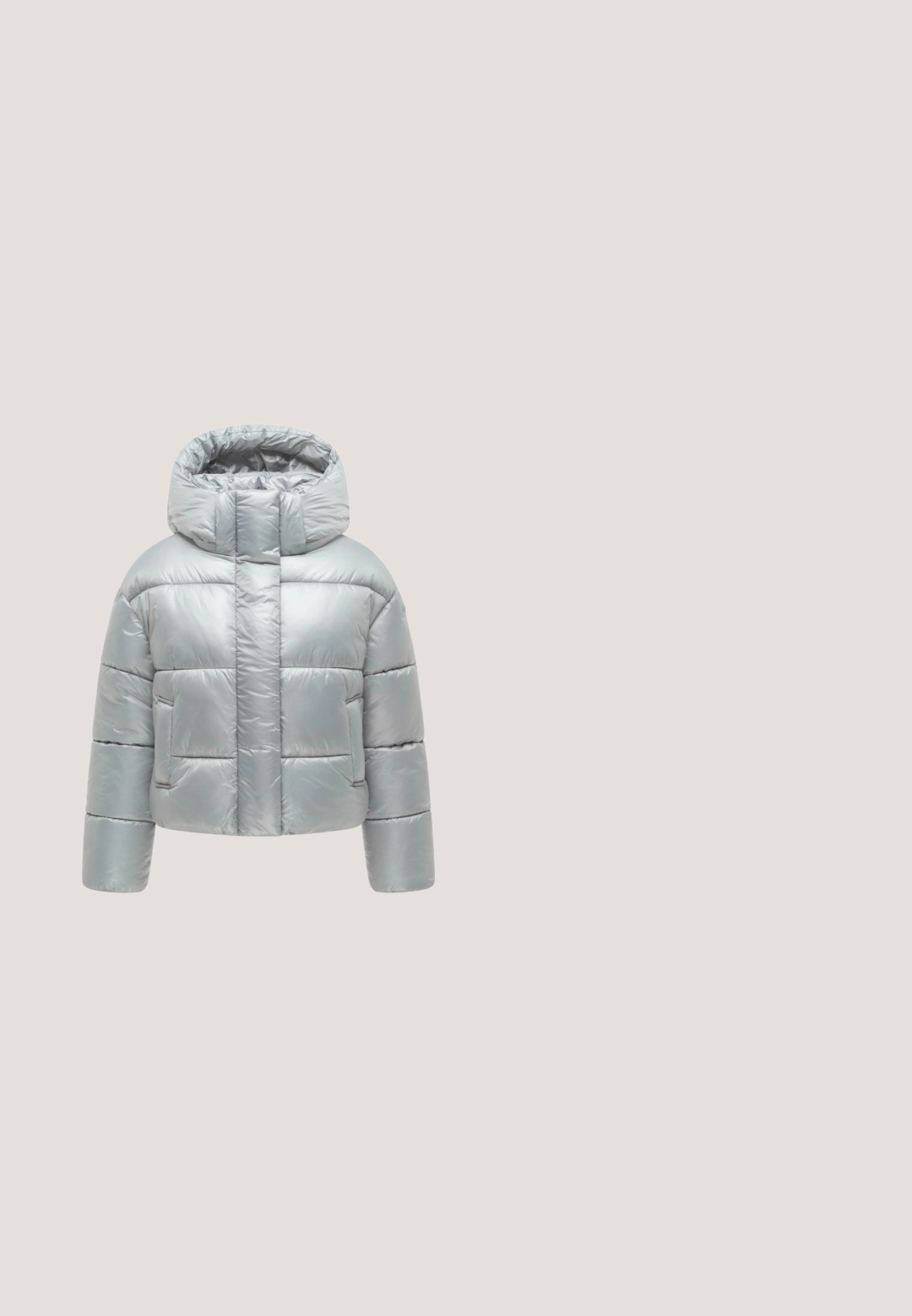 Veste d'hiver matelassée gris clair avec capuche, poches avant et fermeture éclair frontale cachée.; Ensemble de survêtement deux pièces gris clair avec bandes latérales noires, comprenant un sweat zippé court et un pantalon de jogging à cordon avec chevilles élastiques.; Even&Odd by Zalando Sweatshirt - mottled light grey; Baskets argentées métalliques avec des superpositions en mesh et en synthétique, semelle blanche épaisse et accents beige clair. Présente des lacets gris et une languette.; Lunettes de soleil en plastique gris avec une forme légèrement angulaire et surdimensionnée de style cat-eye, dotées de verres teintés gris et de branches transparentes avec un branding subtil.; s.Oliver Sac bandoulière - bronze