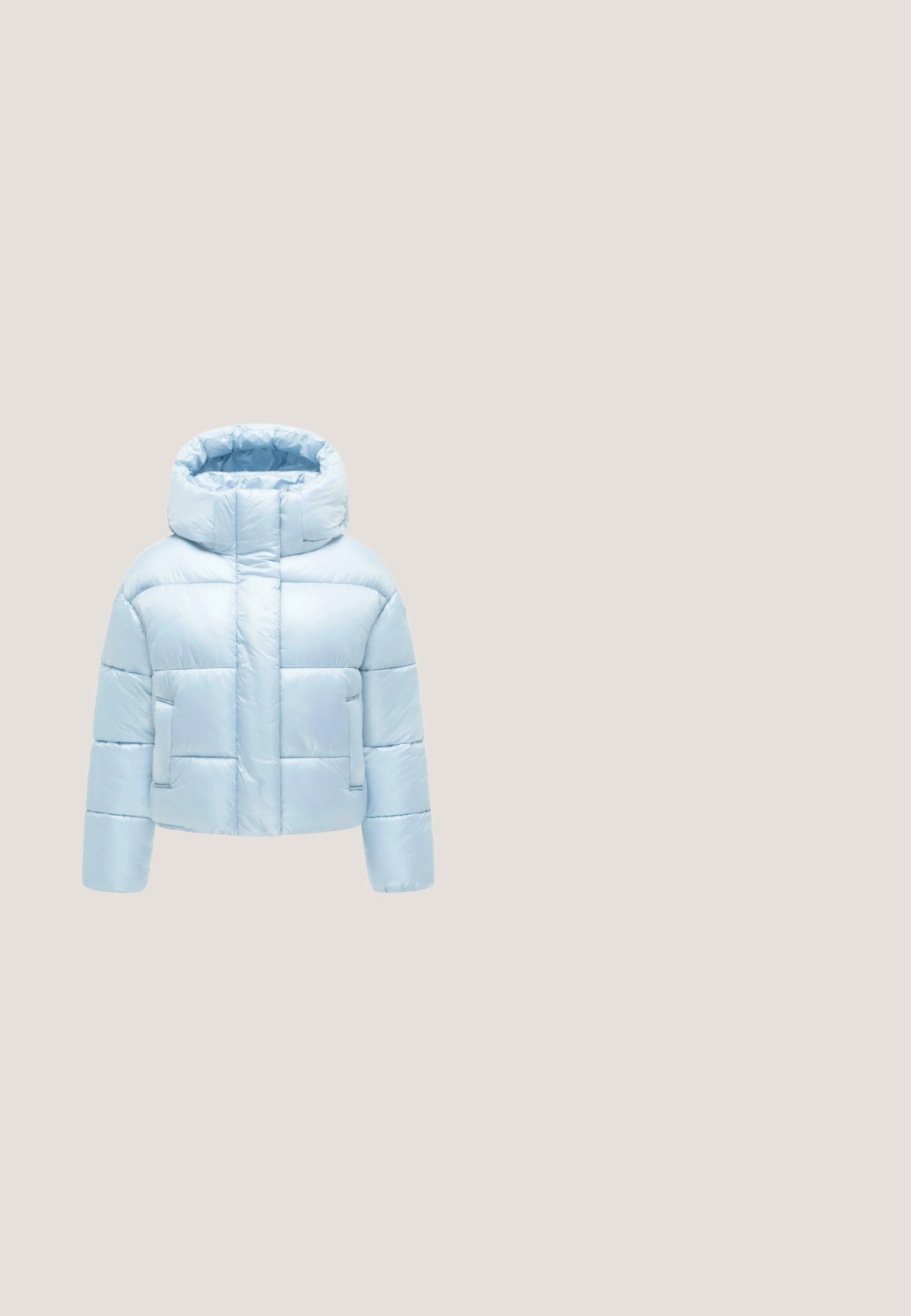 Lichtblauw cropped donzen jack met horizontale stiknaden, grote capuchon, voorzakken en een verborgen ritssluiting.; Lichtblauwe hoodie gemaakt van zachte stof, met sprankelende tekst en decoratieve accenten op de mouwen. Geribbelde manchetten en onderrand.; Langarmshirt met een witte body en lichtblauwe ribgebreide mouwen, met een blauw scriptlogo waarop "Kani est. 1989" staat geschreven aan de voorkant.; Turquoise joggingsbroek gemaakt van zachte stof, met een elastische tailleband, elastische boorden en decoratieve vlinderapplicaties.; Dames sneaker met blauw bloemenstof, lichtgrijs suède, witte veters, metalen zilveren accenten en een witte zool met een gumkleurige buitenzool, gebrandmerkt LIU JO.; Lichtblauwe rechthoekige handtas met dubbele handvatten, zilveren rits, metalen logoplaatje aan de voorkant en afneembare brede stoffen schouderriem.