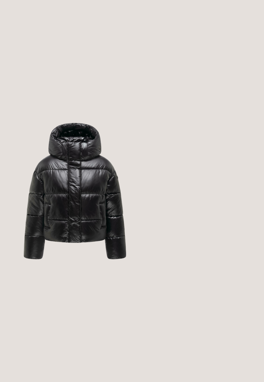 Veste matelassée noire brillante avec grande capuche, design matelassé rembourré, manches longues et poches avant, présentée sur fond blanc.; Sweatshirt noir dégageant les épaules, avec des manches longues, des poignets et une taille côtelés en tissu doux et léger. Design simple et sans ornements.; Haut noir à col roulé à manches longues avec une taille ajustée et un petit logo rond en argent près de l'ourlet sur fond blanc uni.; Pantalons noirs texturés avec une large taille pliable et des jambes droites. Fabriqués dans un matériau doux et extensible adapté à un usage décontracté.; Mule plateforme noire avec deux brides en polaire blanche et une doublure en polaire blanche, vue de côté sur fond blanc.; Deux sacs à main noirs, un grand cabas avec bordure en fourrure et poignées, et une petite pochette brillante avec fermeture éclair sur le dessus, tous deux avec des étiquettes de marque en métal.