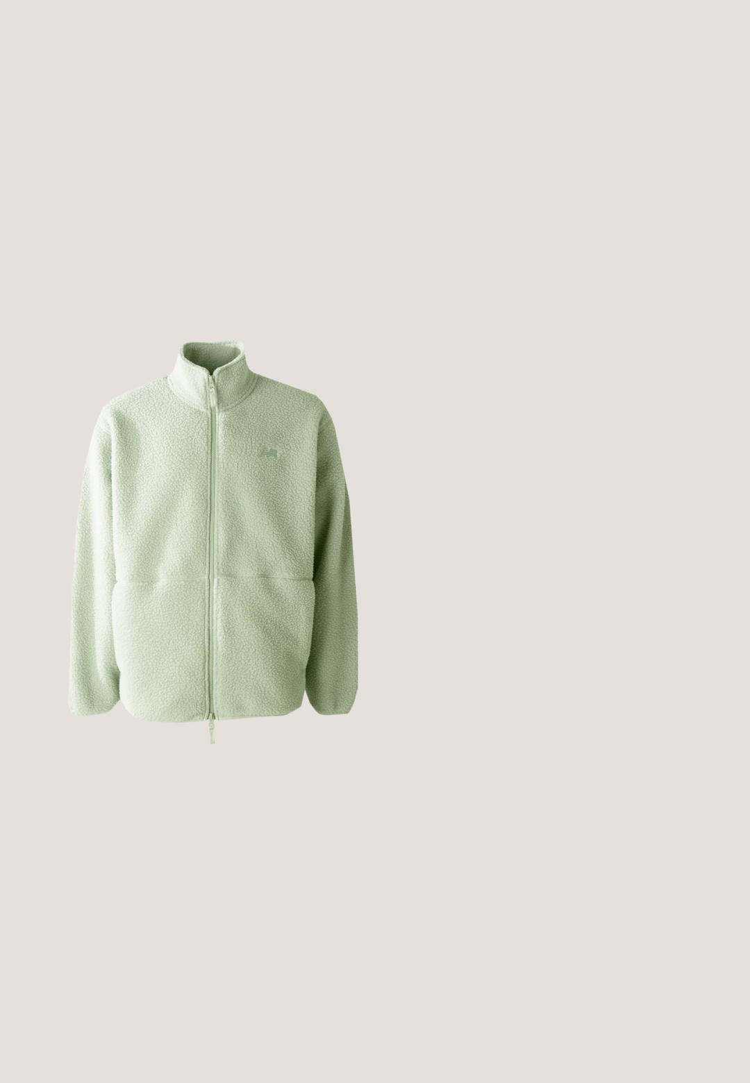 Lys grøn fleecejakke med høj krave, fuld lynlås og tekstureret overflade; har to forlommer og et lille logo.; Alpha Industries T-shirts basic - force green; Beige cargo bukser med et geometrisk patchwork design i forskellige nuancer af creme. Lavet af slidstærkt stof med sidelommer.; Orange ruskinds sneakers med lilla accenter, med snørebånd, rund tå og struktureret sort gummisål.; Quilted olivengrøn skuldertaske med en sort rem. Har en lynlåslomme foran og en blød, polstret overflade.; Grønt krystalhalskæde med marciseformede sten i en sølvfarvet metalhalskæde med en sikker lås.