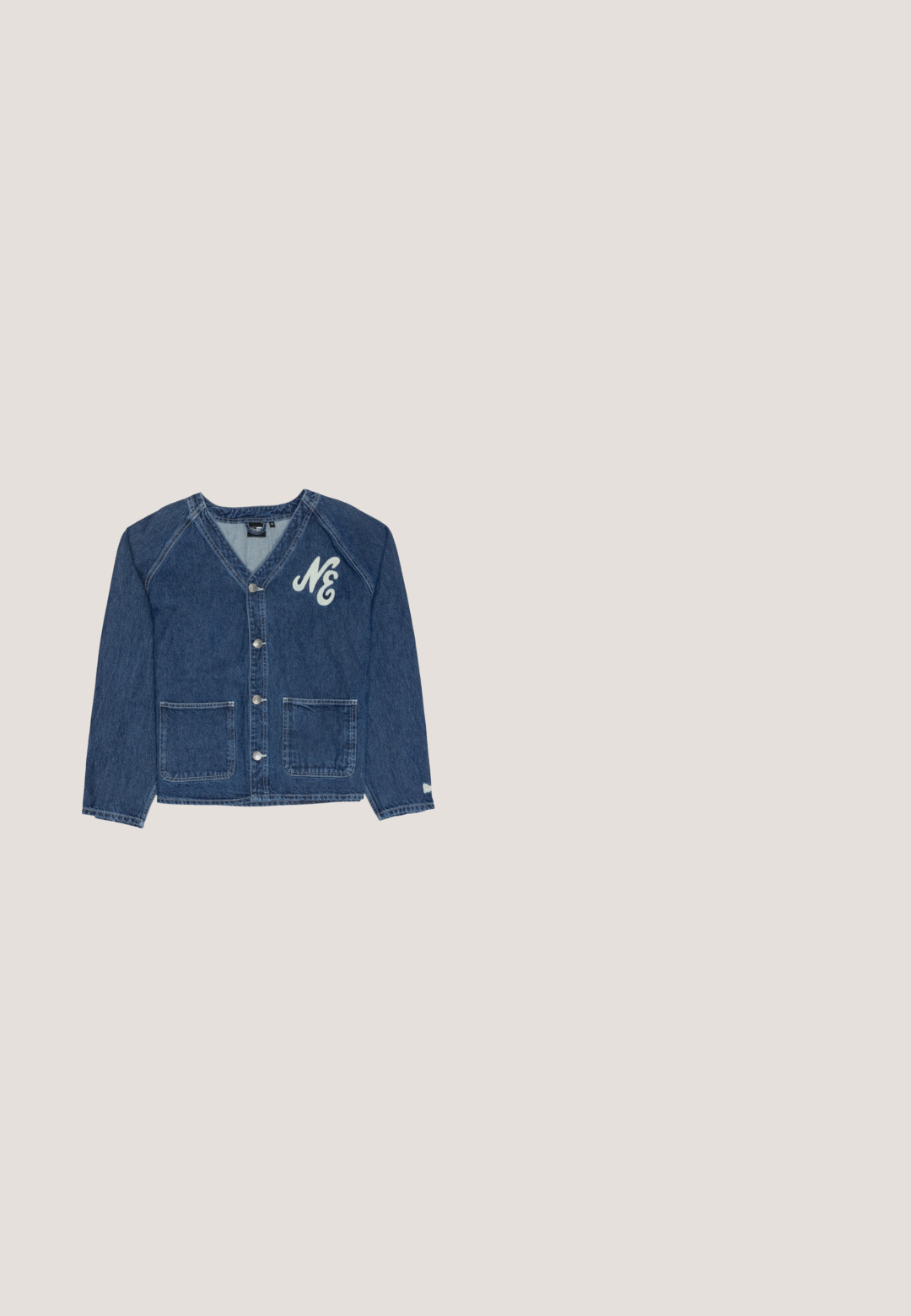 Jeansjacke zum Knöpfen mit zwei Vordertaschen und weißem "NE" Schriftzug auf der oberen linken Brust, mit V-Ausschnitt.; Hellblaue Denim-Hemd mit langen Ärmeln, Knopfleiste und einer einzelnen Brusttasche. Verfügt über einen klassischen Kragen und Standardmanschetten.; Hoch taillierte, gerade geschnittene Jeans aus mittelblauem Denim. Mit Fünf-Taschen-Design, Metallknopfverschluss und doppelt genähtem Saum.; Jack & Jones JFWDELANEY BOOT - Schnürstiefelette - cognac; Blaues quadratisches Tuch mit weißen Paisley-Mustern und dem Text "Les Deux Legacy" in der Mitte und entlang der Ränder.; Brauner Ledergürtel mit strukturiertem Finish, der eine silberne Metallschnalle und einen einzelnen überlappenden Akzentstreifen auf der Seite hat.
