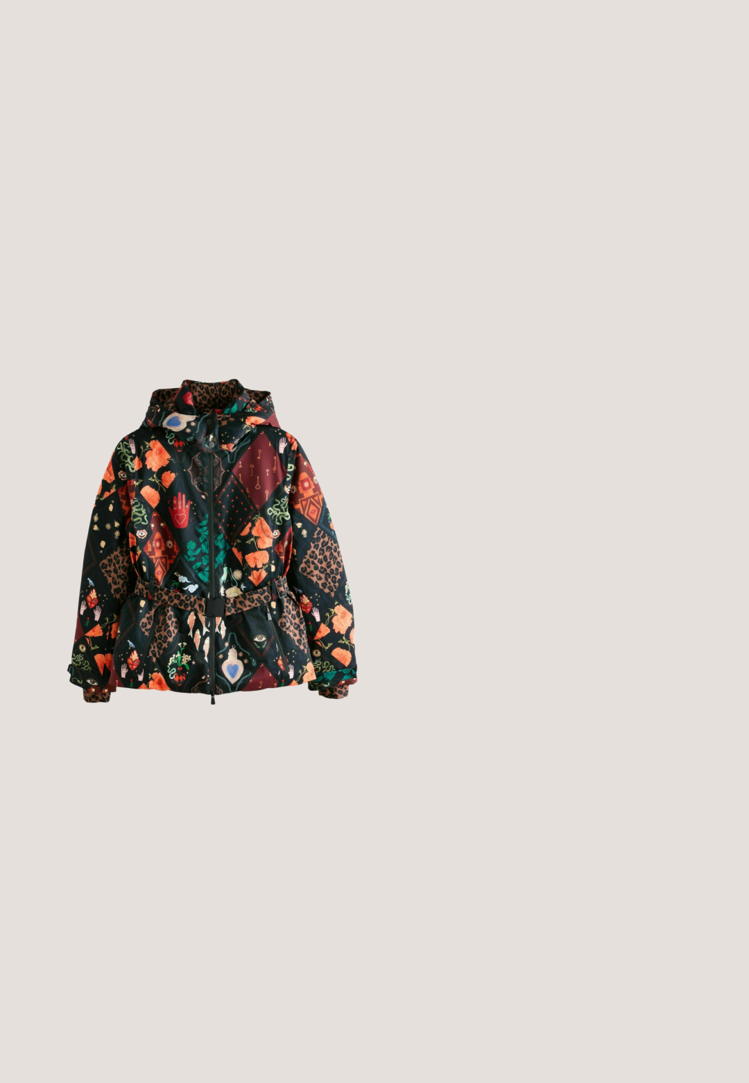 Chaqueta con capucha hecha de tela estampada con diseños florales, de animales y geométricos en colores vibrantes, con cintura ceñida por un cinturón.; El vestido negro de manga larga presenta estampados florales y de texto vibrantes, una tela texturizada y detalles fruncidos a un lado, creando un aspecto dinámico.; Bota negra de cuero hasta la rodilla con punta redonda, diseño minimalista, detalle de correa lateral con hebilla y suela de goma plana.; Gafas de sol rectangulares negras con lentes tintadas oscuras y patillas gruesas que presentan un sutil logo de la marca en el lateral.; Bolso de cuero negro con asa para el hombro, cierre de cremallera, laterales con cordones y diseños recortados con motivos florales en la parte delantera.; Máscara facial de plata lisa y pulida con bordes curvos y una estrecha cresta vertical en el centro, reflejando luces y sombras.