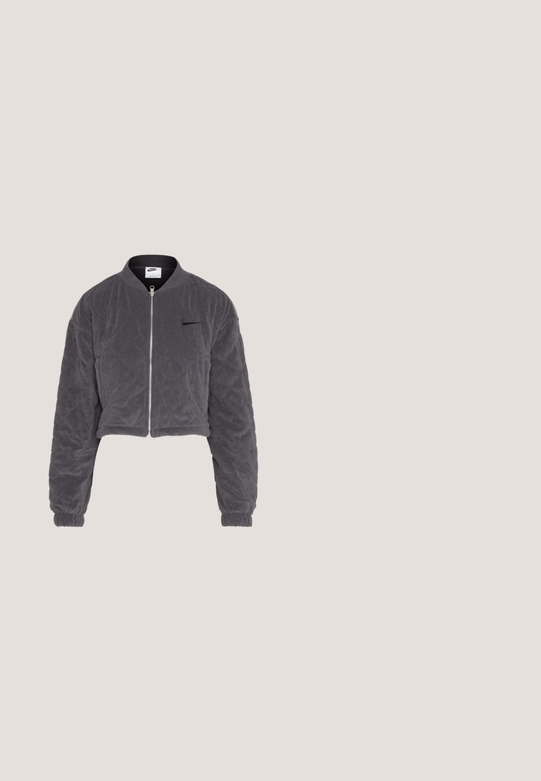 Chaqueta bomber gris recortada hecha de un suave material acolchado. Presenta un cierre frontal, un cuello de canalé y puños elásticos. Logo de Nike en el pecho.; Top corto negro sin mangas hecho de material acanalado, con cuello redondo y un pequeño logo blanco de Nike en el pecho.; Pantalones de chándal Nike en azul marino, hechos de un material suave. Cuenta con una cintura elástica con cordón y tobillos ajustados. Pequeño acento con el logo blanco.; Zapatillas de cuero negro con acentos en blanco, puntera redondeada, superficie texturizada y entresuela blanca gruesa. Presenta perforaciones y cierre con cordones.; Bolso de tela negra con un patrón texturizado de ondas, que presenta un asa trenzada y forma redondeada. Material suave y aterciopelado que proporciona una sensación táctil.; ALDO MIRAOLLA - Collar - silver-coloured