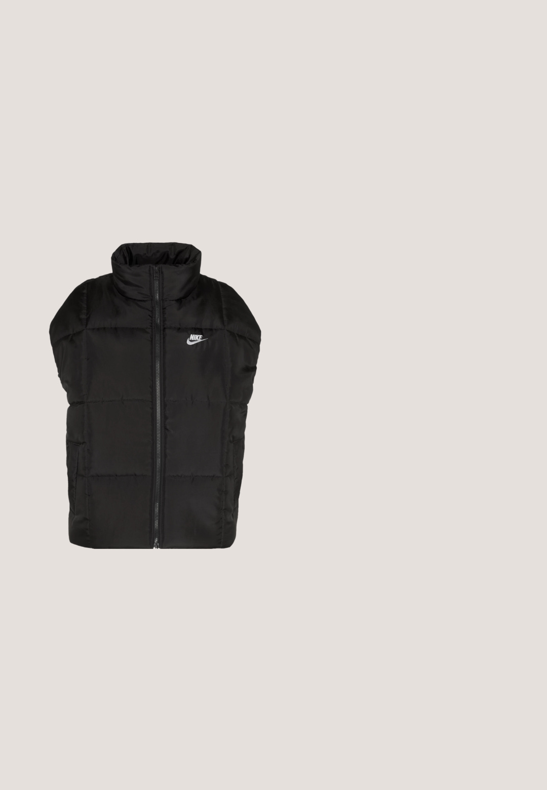 Chaleco acolchado negro con collar alto, cremallera frontal y bolsillos laterales. Presenta paneles cosidos, realzados por un pequeño logotipo de Nike.; Sudadera corta negra hecha de tejido suave, con capucha ajustable, bolsillo canguro delantero y un pequeño logo blanco de Nike en el pecho.; Jeans de mezclilla blanca con corte ajustado, que cuentan con una cinturilla estándar, trabillas para cinturón, cinco bolsillos y un cierre clásico de botón.; Zapatillas deportivas en blanco y negro con detalles en rojo y dorado. Presentan una parte superior de malla, una suela acolchada y un diseño de cierre con cordones seguro.; Bolso de hombro de tela negro con una superficie suave y texturizada, forma redondeada y una sola correa. Diseño minimalista sin hardware ni acentos visibles.; Par de pendientes de aro plateados brillantes con formas ligeramente irregulares y onduladas, y cierres seguros de poste, sobre un fondo blanco.