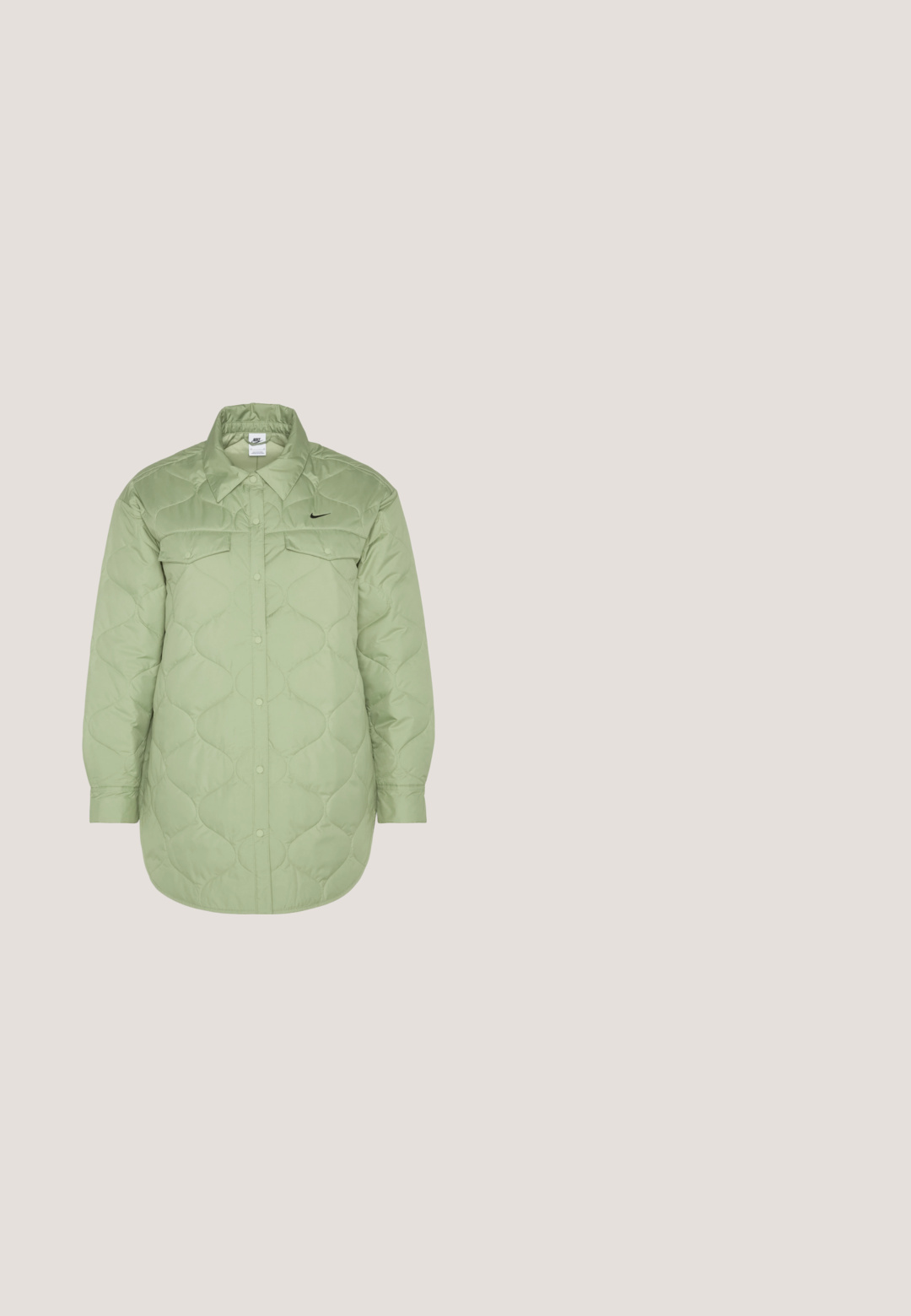 Nike Sportswear W NSW ESSNTL STD TRCH - Kurzmantel - oil green/black; Hellgrüner Hoodie aus weichem Plüschstoff. Verfügt über eine vordere Taschenöffnung, weiße Kordeln und ein kleines schwarzes Logo auf der Brust.; Schwarze Jogginghose mit elastischem Bund und verstellbarem Kordelzug. Mit kleinem weißen Nike-Logo auf der linken Seite. Weicher Stoff.; Schwarze und graue Nike-Sneaker mit einem Mesh-Obermaterial, strukturierten Akzenten, einer gepolsterten Sohle und einer sichtbaren Luftblase in der Ferse.; Schwarze Puffer-Tote mit doppelten Griffen, versehen mit einem weißen Etikett mit "MADS NØRGAARD KOPENHAGEN." Weiche, gesteppten Textur und runder Form.; Ein Paar silberne Creolen mit dezenten eingravierten Details, auf einem schlichten weißen Hintergrund platziert.