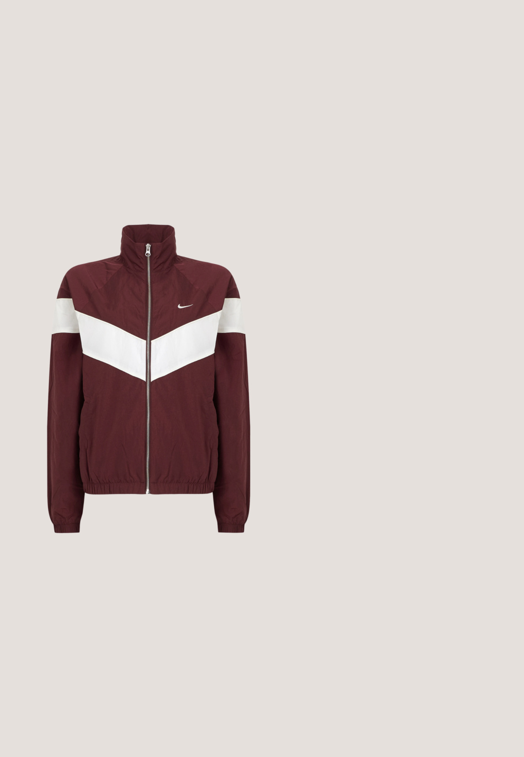 Bordový vetrovka s bielymi chevron pruhmi, vysokým golierom, predným zipsom, elastickými manžetami a spodným okrajom; logo Nike na ľavej hrudi.; Hnedá košeľa s krátkym rukávom z hladkej tkaniny, s vysokým golierom a bielymi prvkami na manžetách rukávov, s malým logom na hrudi.; Široké tepláky olivovo zelenej farby s elastickým pásom a šnúrkami, s bielym logom "Nike Athletic Club" na ľavej stehne.; Nákupná obuv Nike v marónovej farbe s plátnovou sieťovinou, polstrovaným golierom, hrubou podrážkou a bielymi akcentmi. Dizajn obsahuje zaoblenú špičku a výrazné šnúrky.; Olivovo zelená mäkká látková taška cez rameno so zipsovým uzáverom a nastaviteľným popruhom na svetlom jednofarebnom pozadí.; Strieborný prsteň s abstraktným dizajnom, ktorý má výrezy a textúrované povrchy, prezentujúci súčasný, sochársky vzhľad.