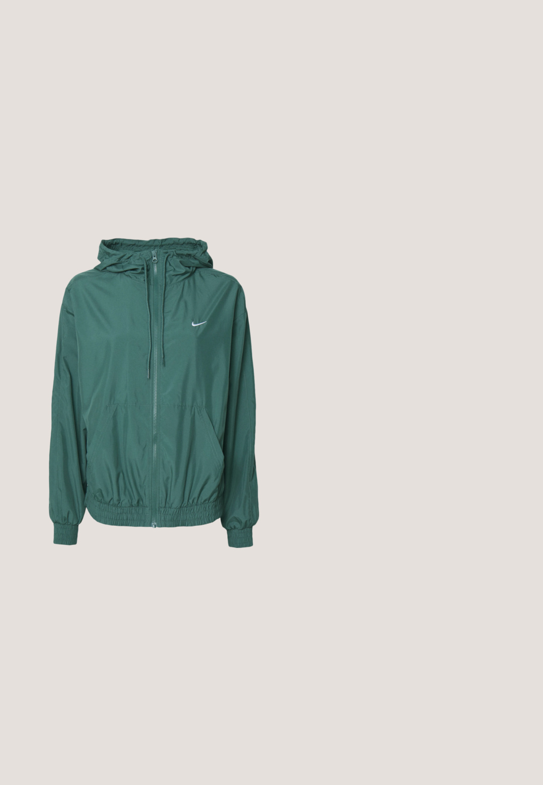 Nike Sportswear Træningsjakke - vintage green/white; Grå crew-neck sweatshirt i et blødt stof med ribbede manchetter og kant; har broderet logo på brystet i gul og mørkerød.; Hvid bomulds-t-shirt med en afslappet pasform, korte ærmer og et lille broderet logo på venstre brystområde.; Lys grønne capribukser i cargo-stil lavet af denim, med store sidelommer, knap- og lynlåslukning samt synlige syninger.; Nike løbesko i hvid, sølv og grøn. Har mesh- og syntetiske materialer, polstret krave og en polstret sål med synlige luftenheder.; Sølv hoop øreringe med en struktureret, organisk design og en let uregelmæssig form, hvilket giver et naturligt, håndlavet udseende.